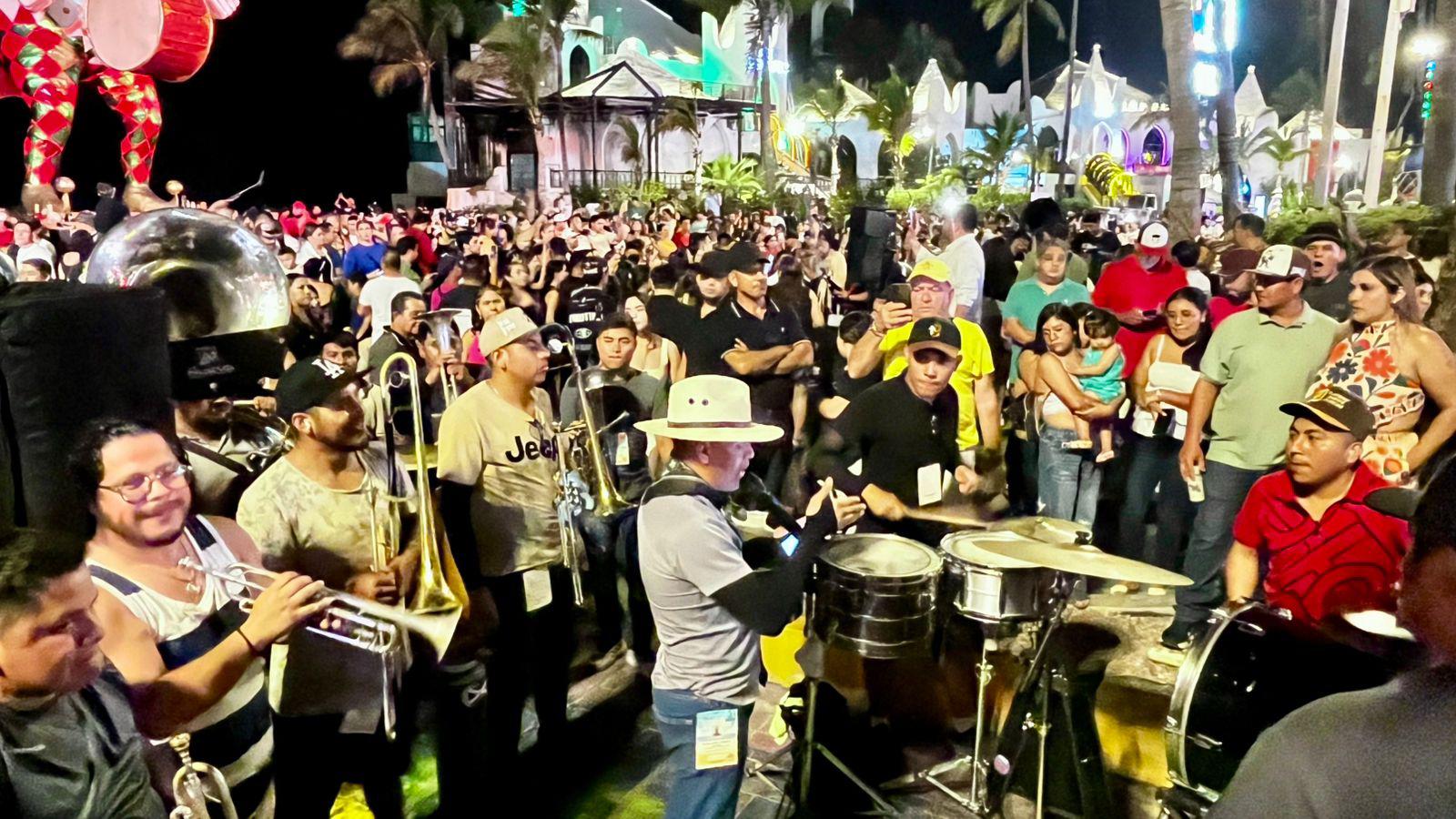 $!Cientos disfrutan de un ambiente festivo en Las Letras de Mazatlán por tercer día consecutivo
