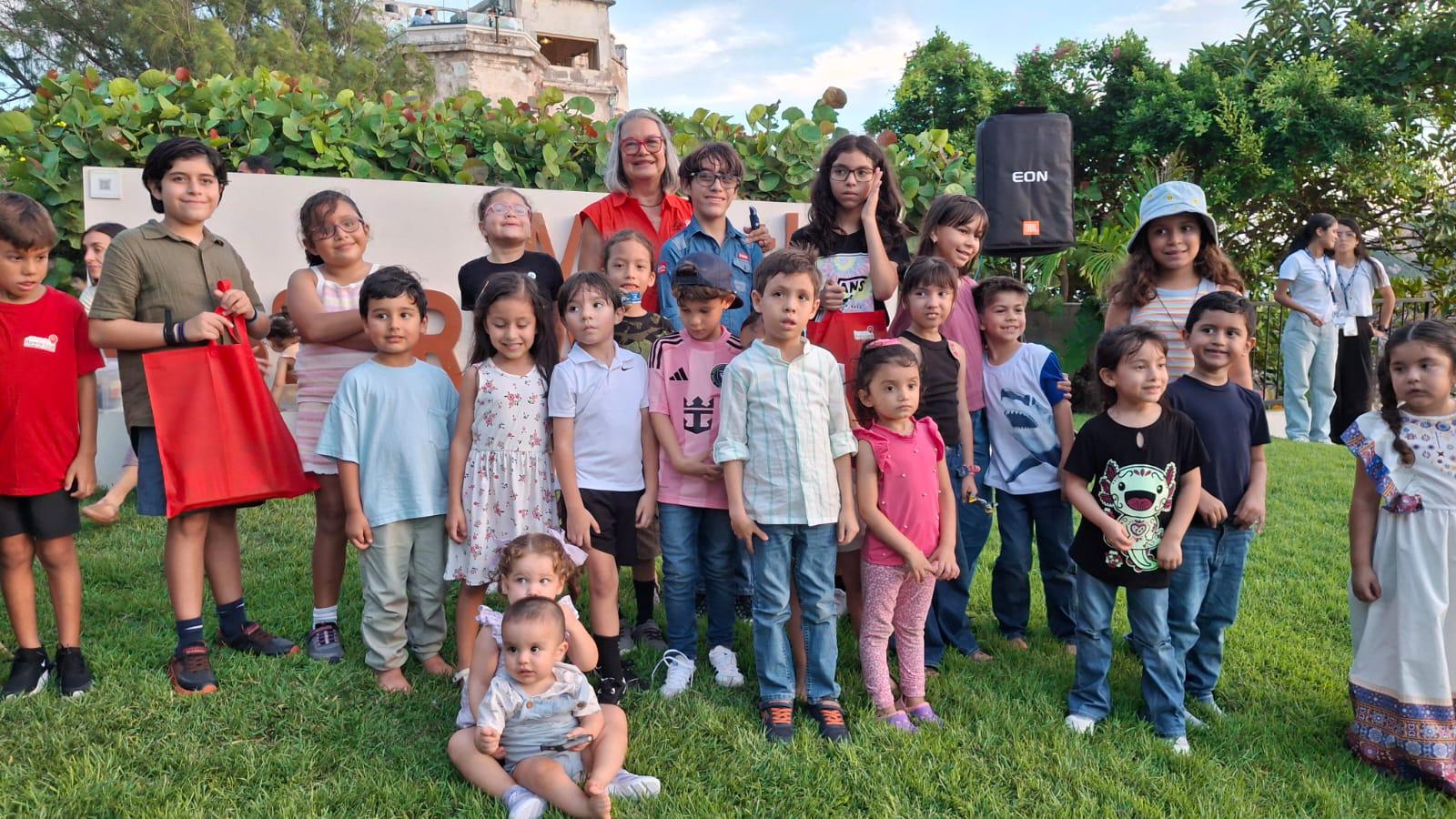 $!Los pequeños se tomaron la fotografía del recuerdo.