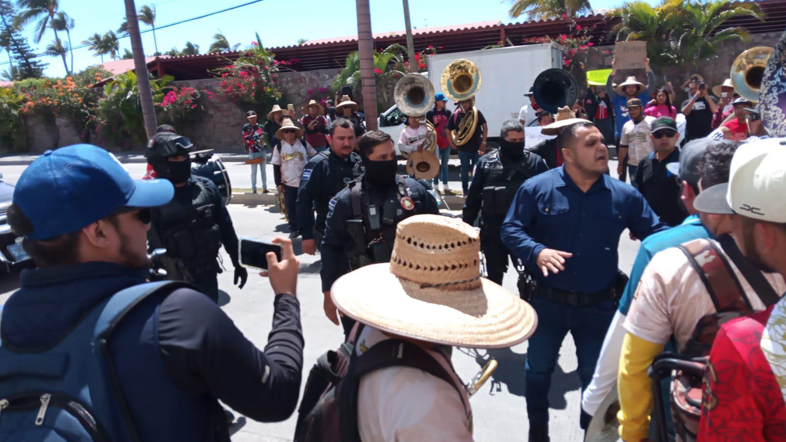 $!Se manifiestan músicos tocando y con marcha en plena zona turística