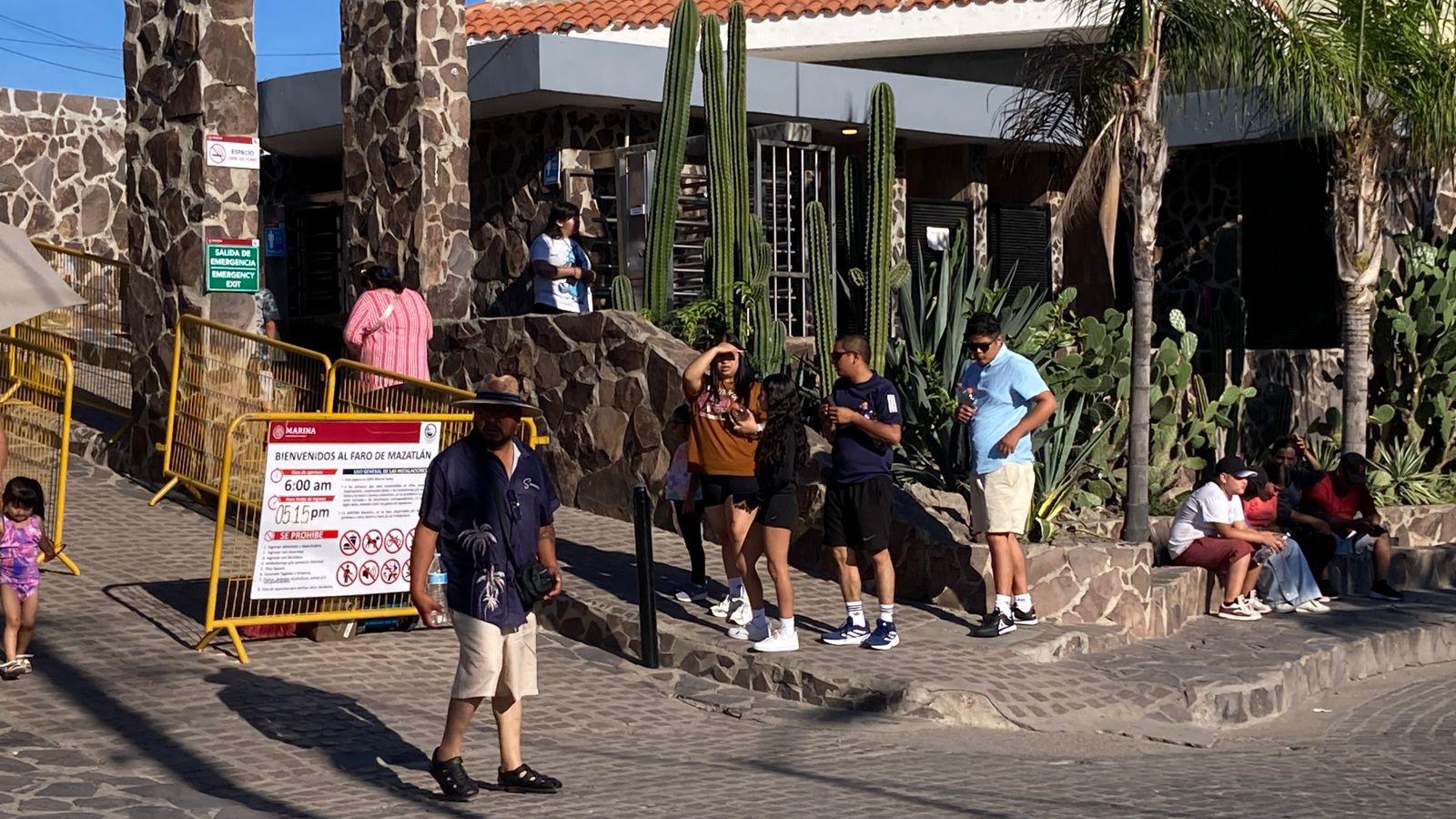 $!Decenas disfrutan la subida al Faro Mazatlán en domingo fresco