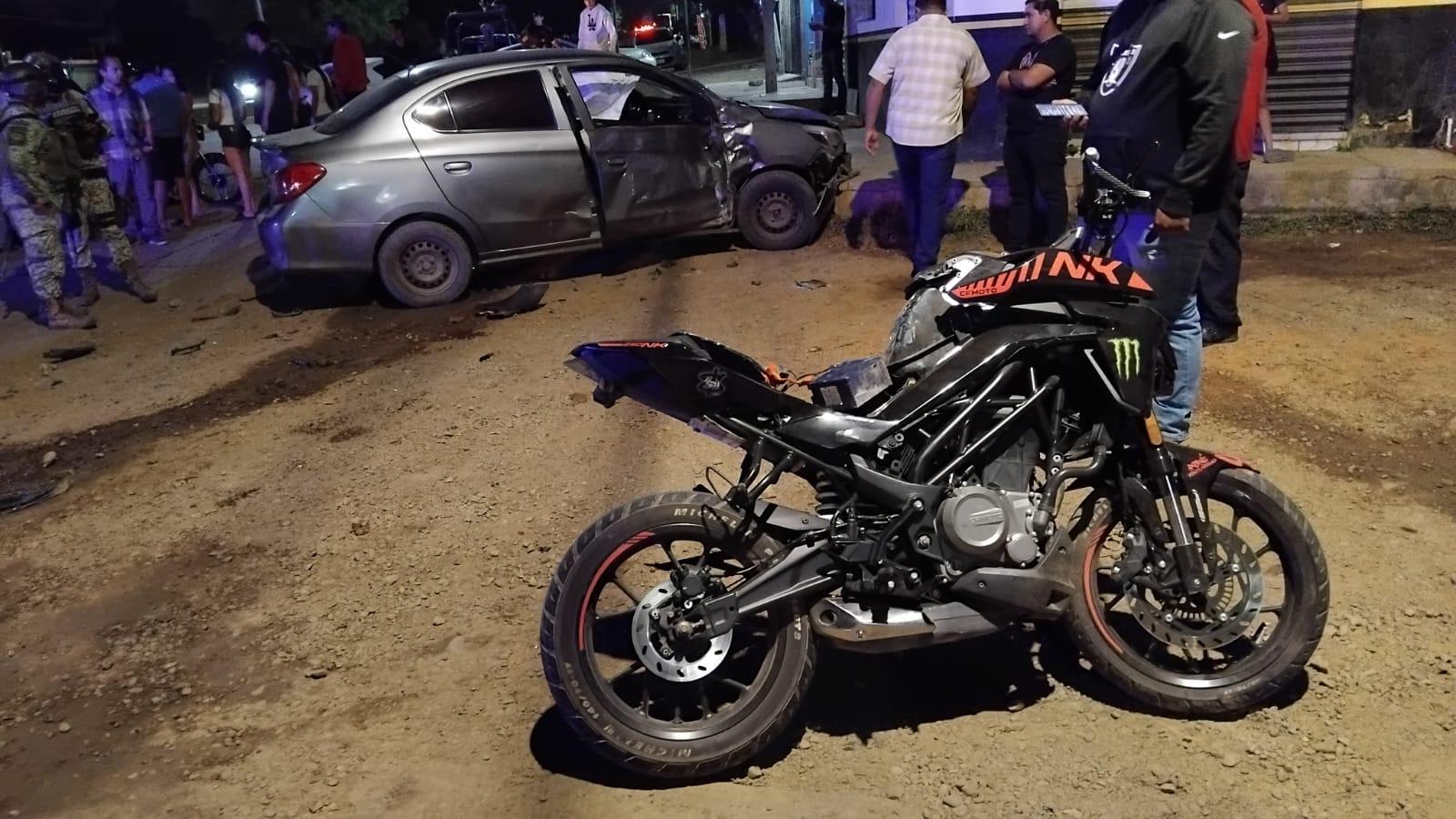 $!Aparatoso choque de moto contra auto, deja dos heridos graves en Mazatlán