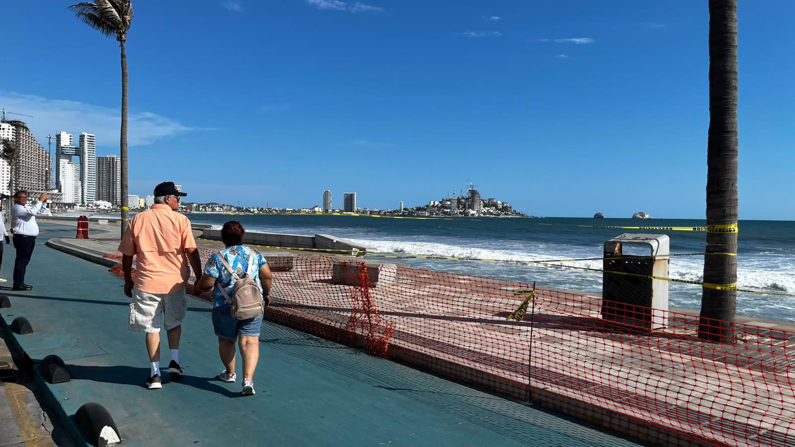 $!Fuerte oleaje debilita el malecón de Mazatlán y provoca socavón