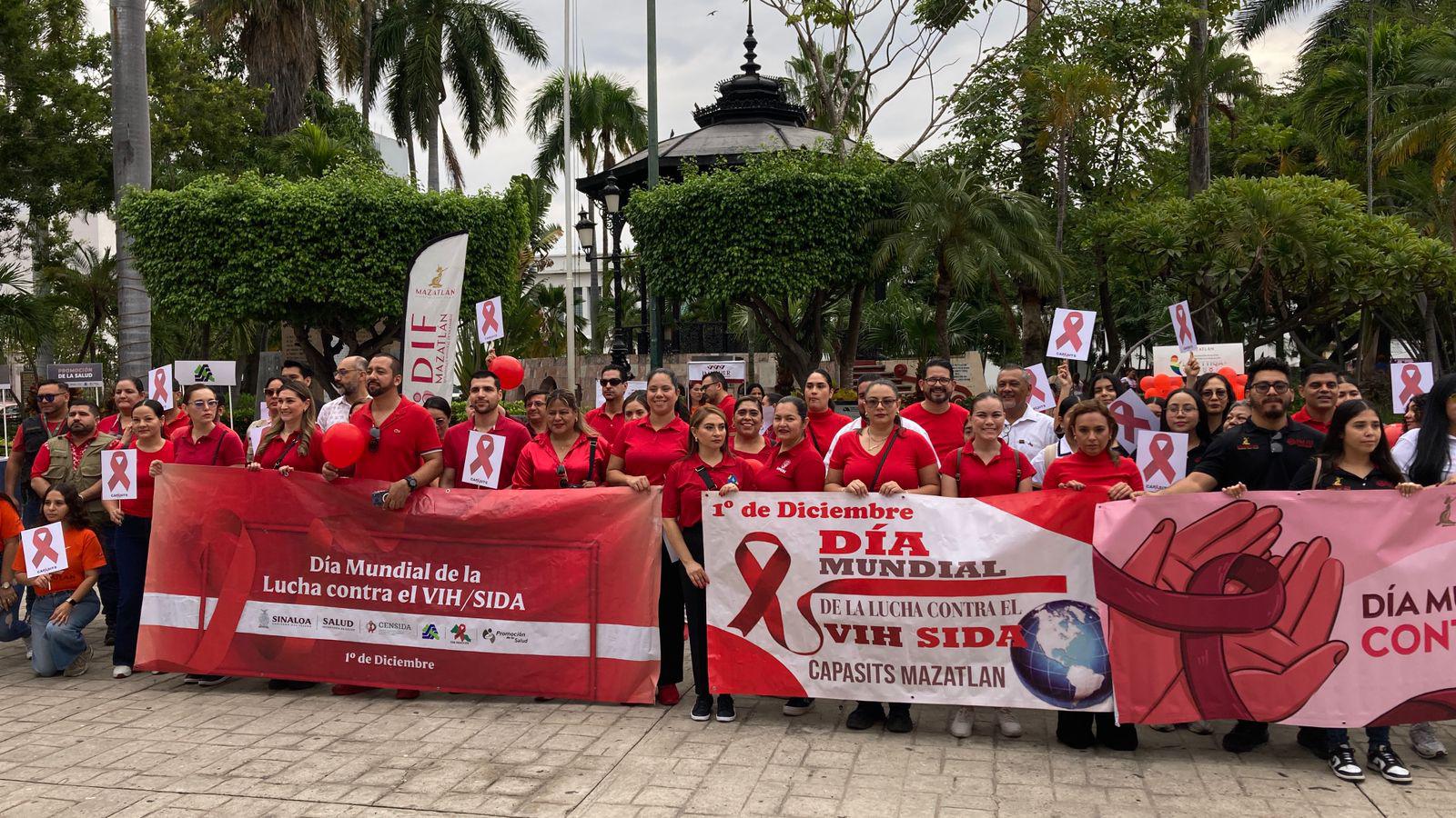 $!Marchan en Mazatlán por el Día Mundial de la Lucha contra el VIH/Sida