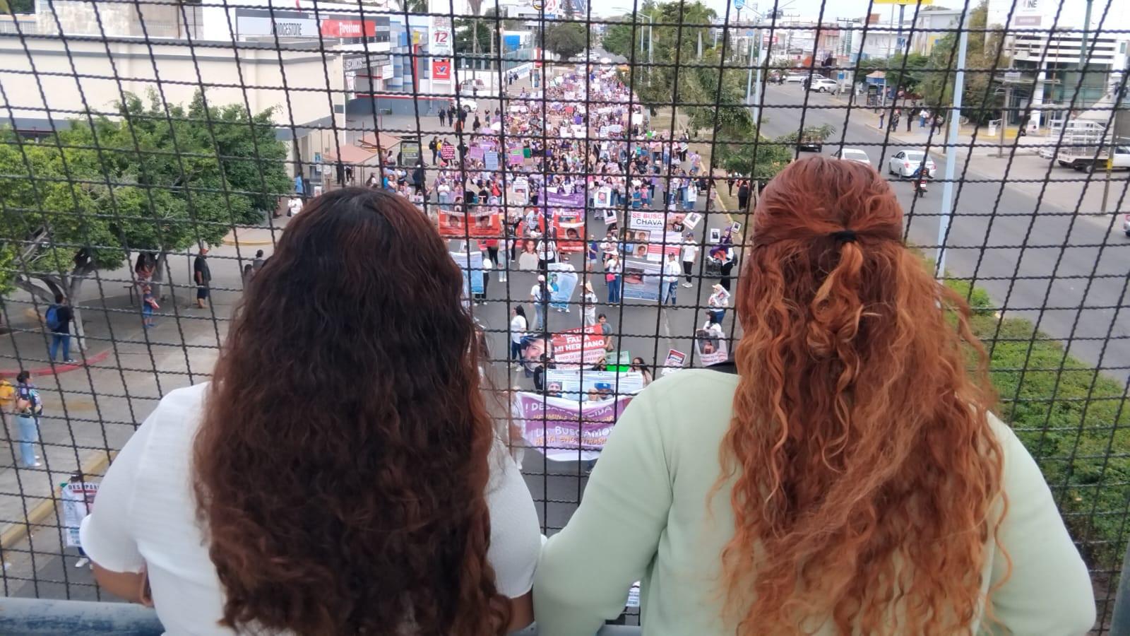 $!‘Hijo, escucha, tu familia está en la lucha’: colectivos de búsqueda participan en la Marcha 8M, en Mazatlán