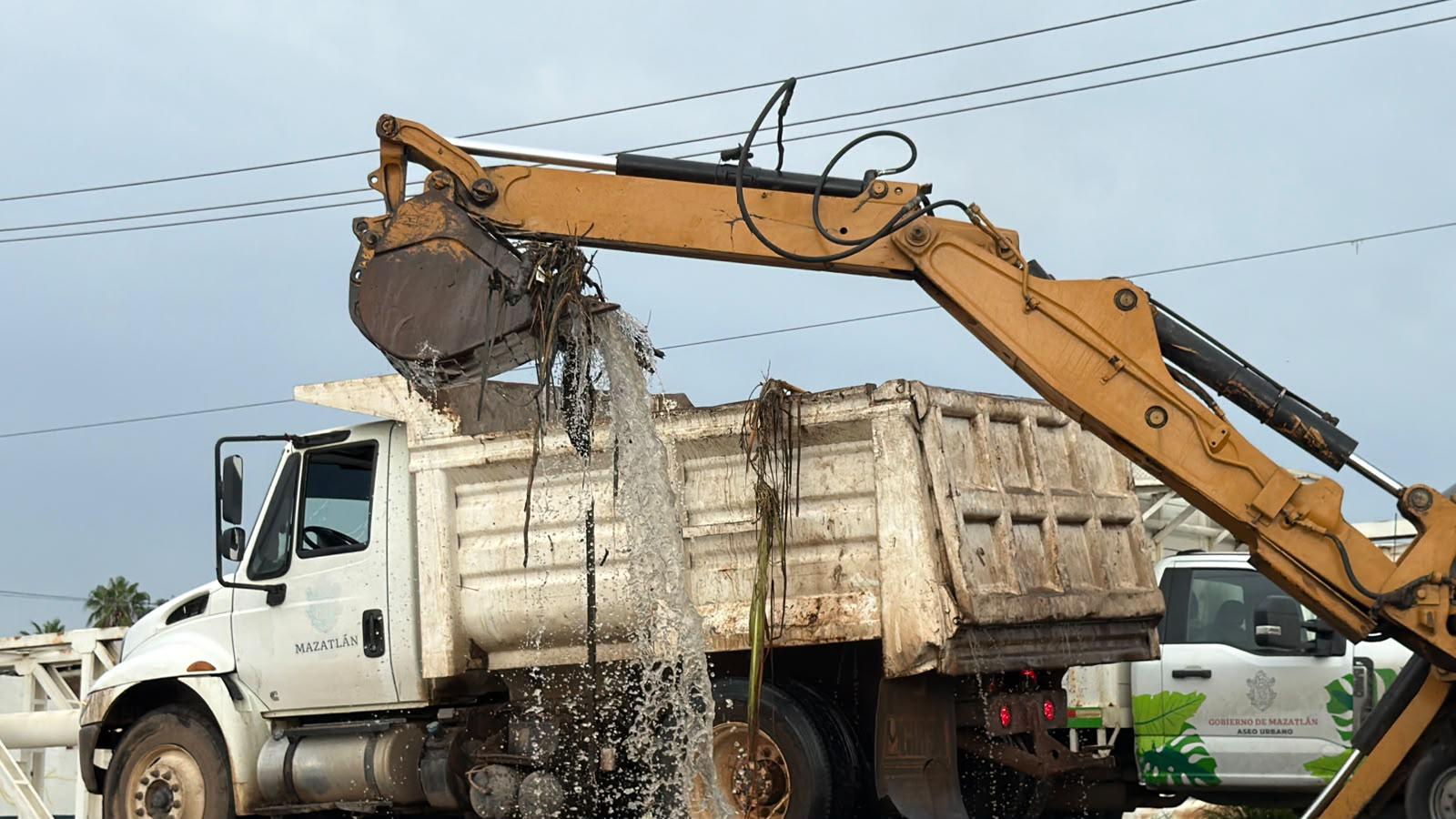 $!Liberan biobarda del Puente Juárez tras acumular gran cantidad de basura por las lluvias en Mazatlán