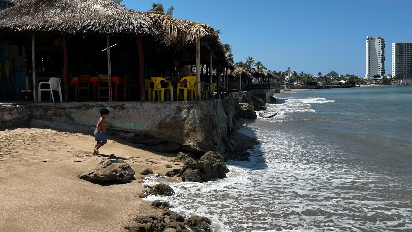 $!Mar de fondo erosiona playa frente a restaurantes en Mazatlán y visitantes pierden espacio recreativo