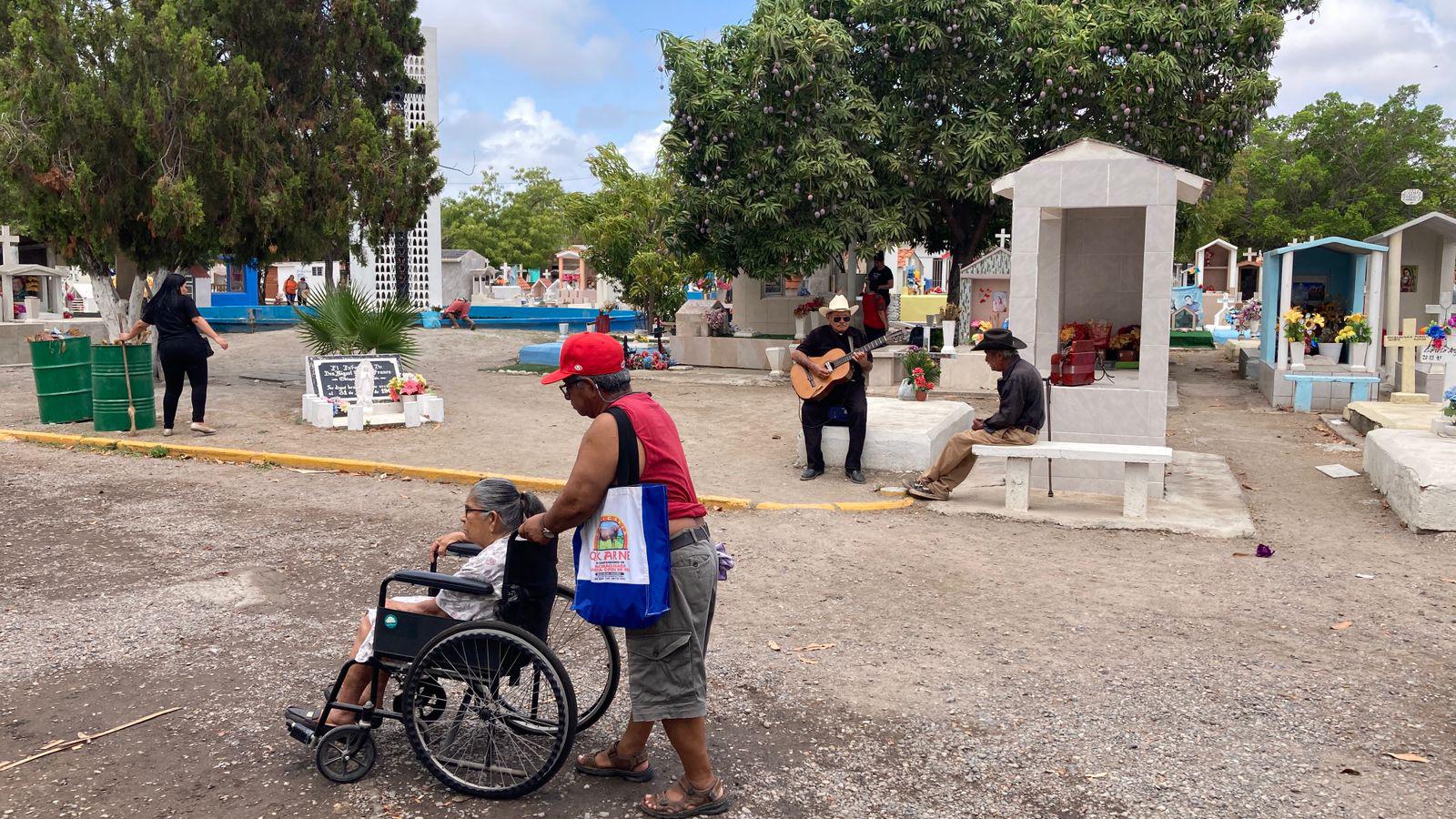 $!Familias mazatlecas acuden a los panteones para honrar a sus padres