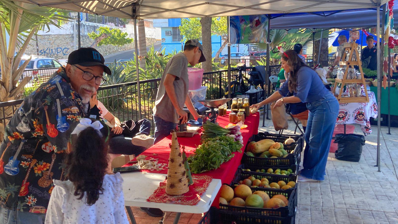 $!Mercado Orgánico de Mazatlán celebra jornada navideña en Plazuela Zaragoza
