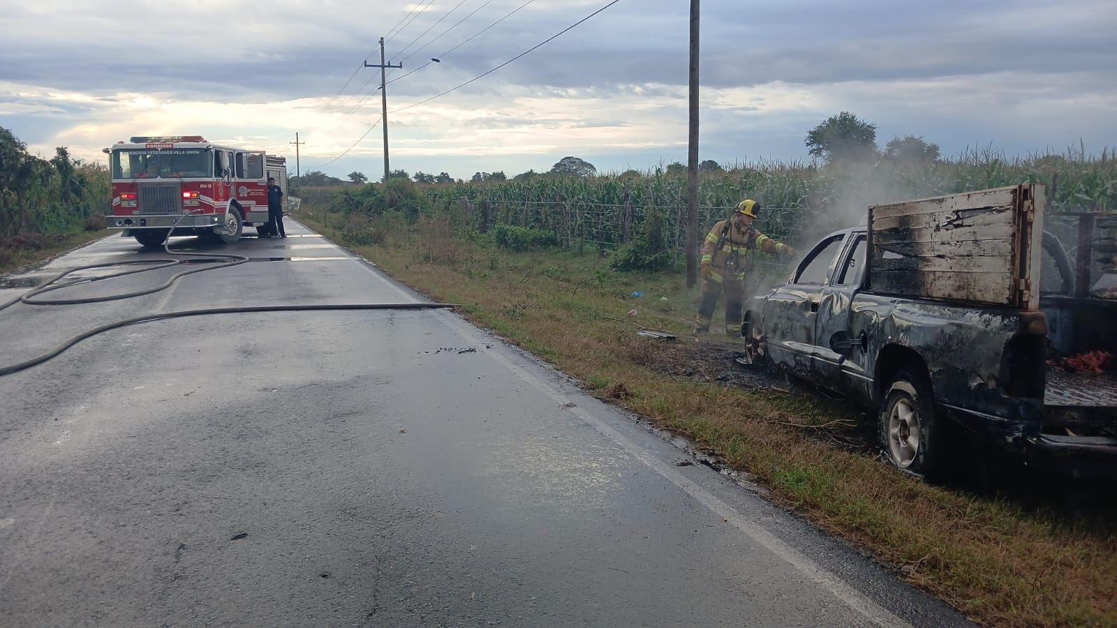 $!Se incendia camioneta a un costado de la carretera rumbo a Siqueros, en Mazatlán