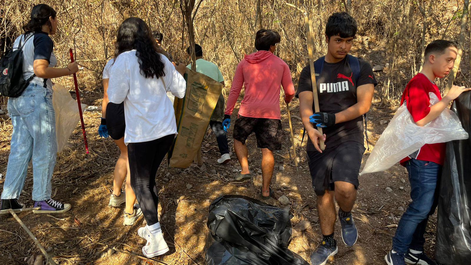 $!Recolectan más de 470 kilos de basura en jornada de limpieza en el Faro Mazatlán
