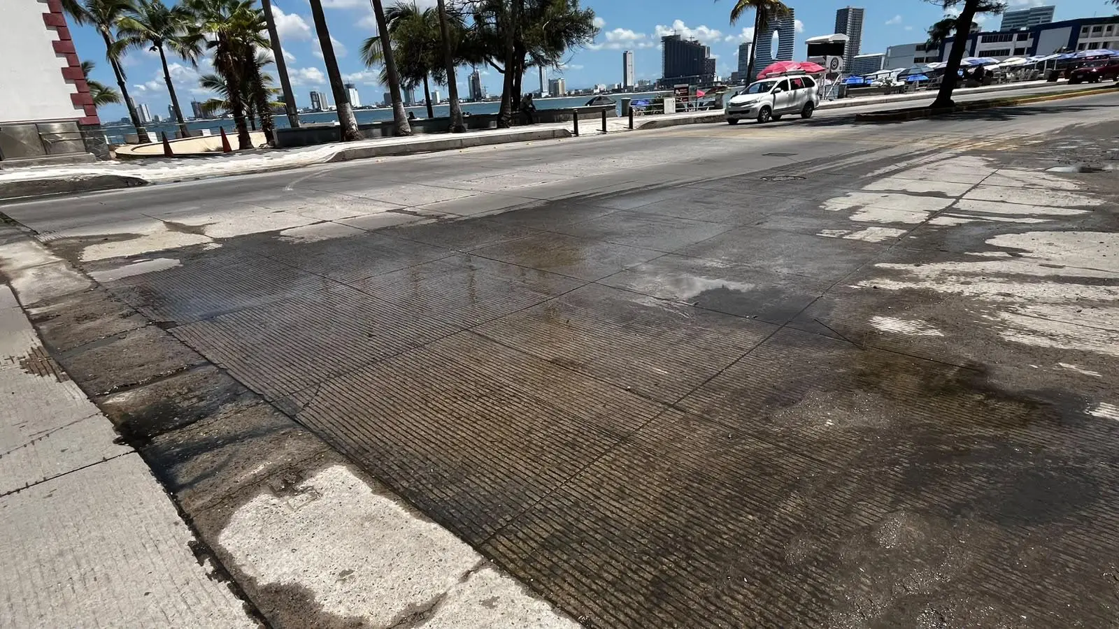 $!Tres días después de las lluvias, persisten alcantarillas rebosadas en Paseo Claussen a la altura de Playas Pinitos