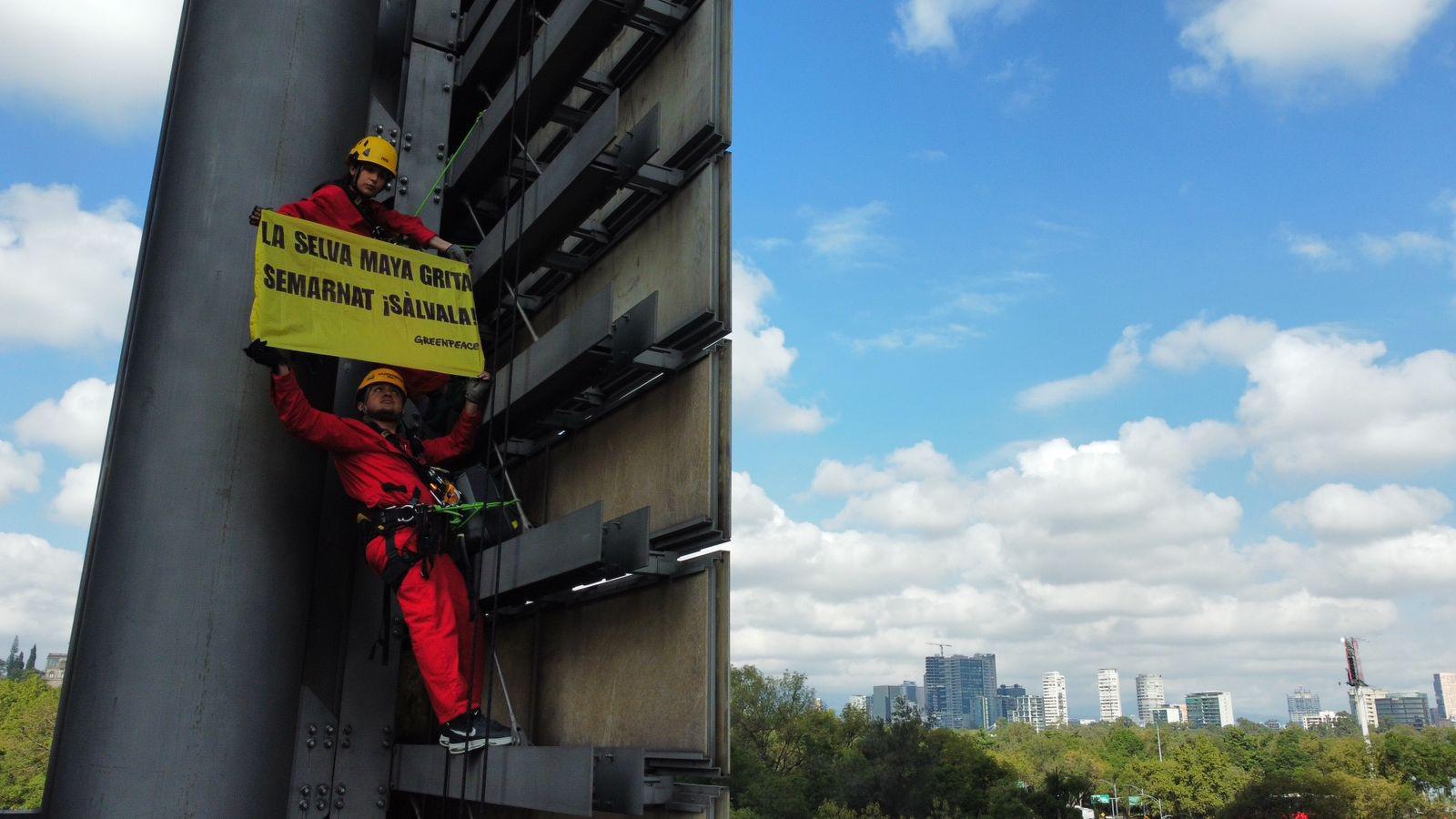 $!Activistas escalan la Estela de Luz para denunciar devastación de la Selva Maya; exigen a Semarnat su intervención
