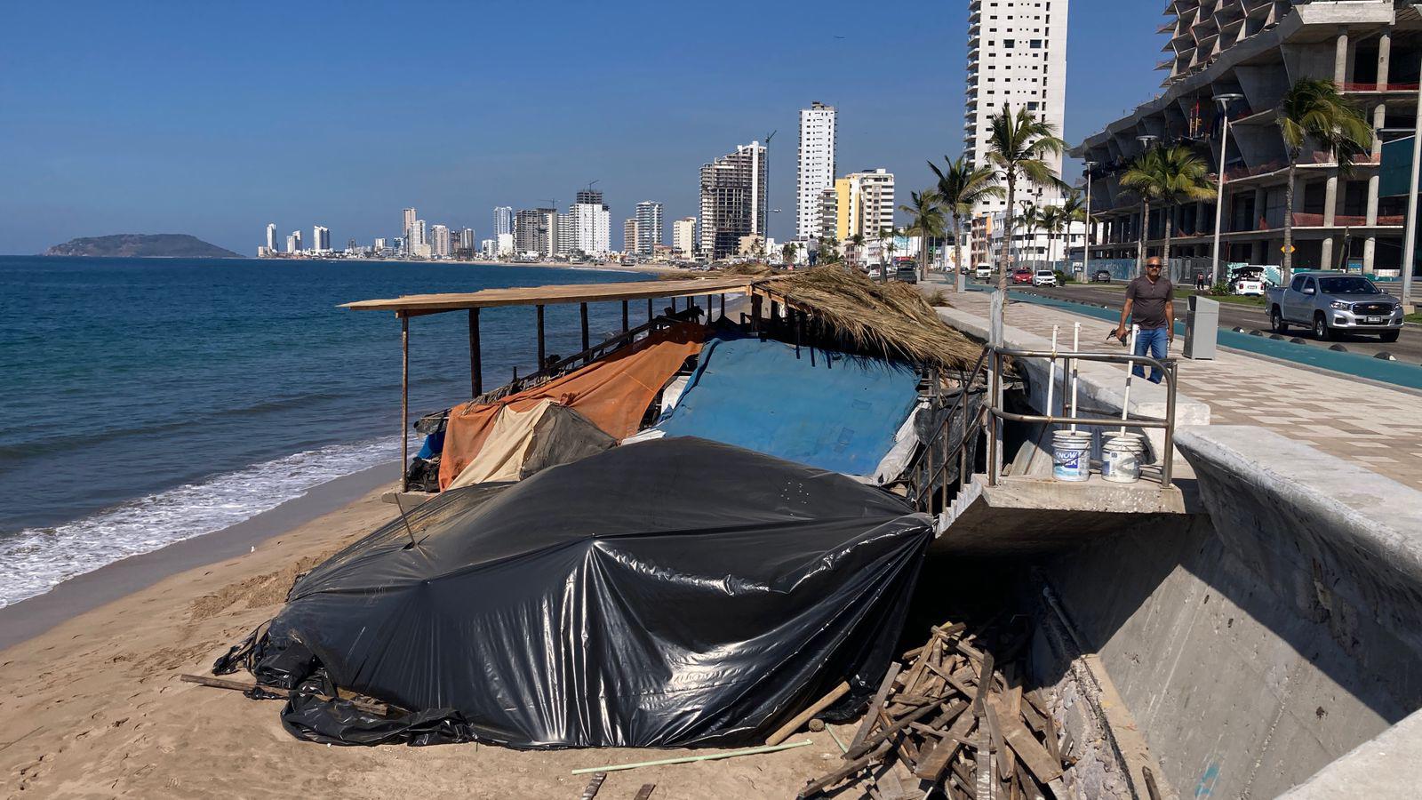$!Pese a la prohibición y demanda, mega palapa continúa en construcción en playa de Mazatlán