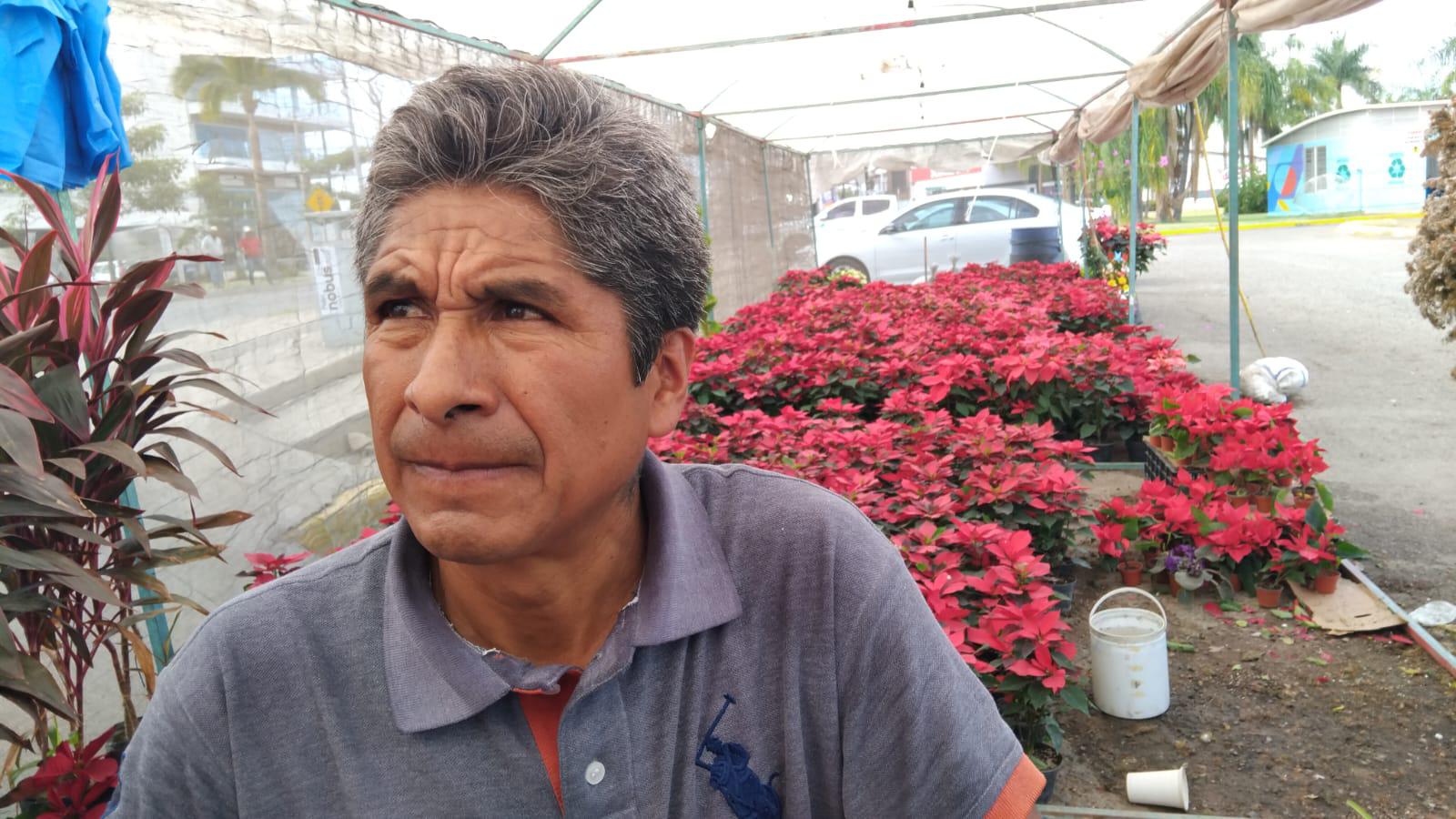 $!Reportan vendedores de flor de Nochebuena un 30% menos de ventas