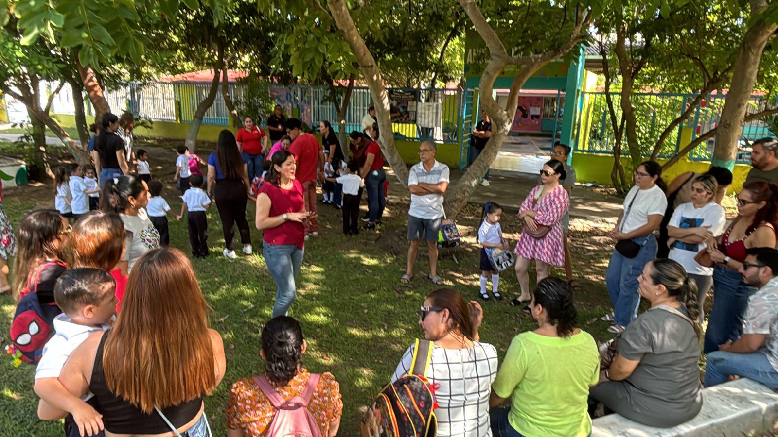 $!Enjambre de abejas obliga a suspender actividades en jardín de niños de Lomas de Mazatlán