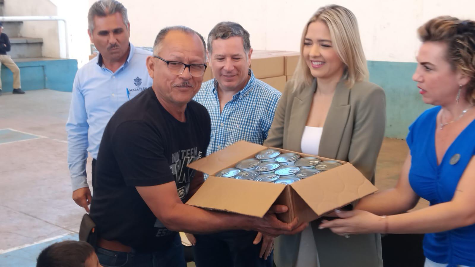 $!Entregan 10 toneladas de Latas de Atún a personas de la zona rural de Mazatlán