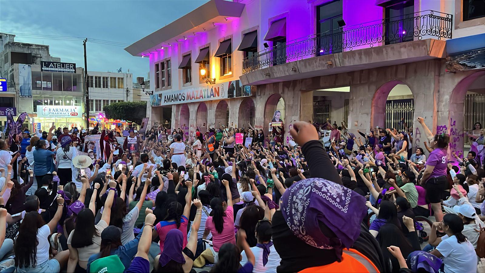 $!Marchan en Mazatlán por el 8M y terminan pintando edificios