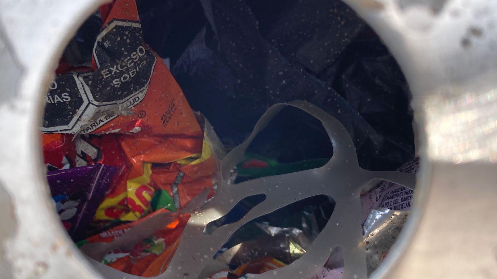 $!Luce lleno de basura el acceso a la playa y zonas aledañas a las Letras de Mazatlán