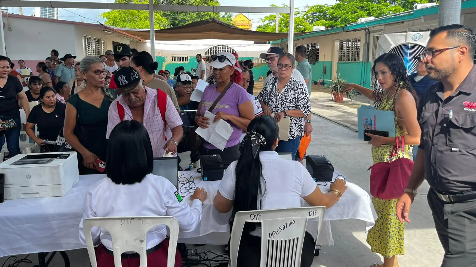 $!Acuden cientos a jornada gratuita de Registro Civil en Mazatlán