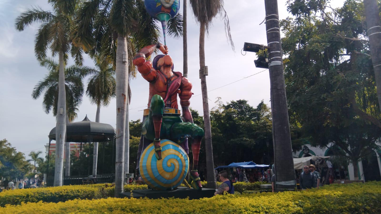 $!Avanza la instalación de monigotes para el Carnaval de Mazatlán 2025