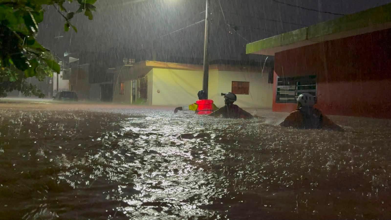 $!Rescatan y auxilian a familias tras fuertes lluvias en Mazatlán