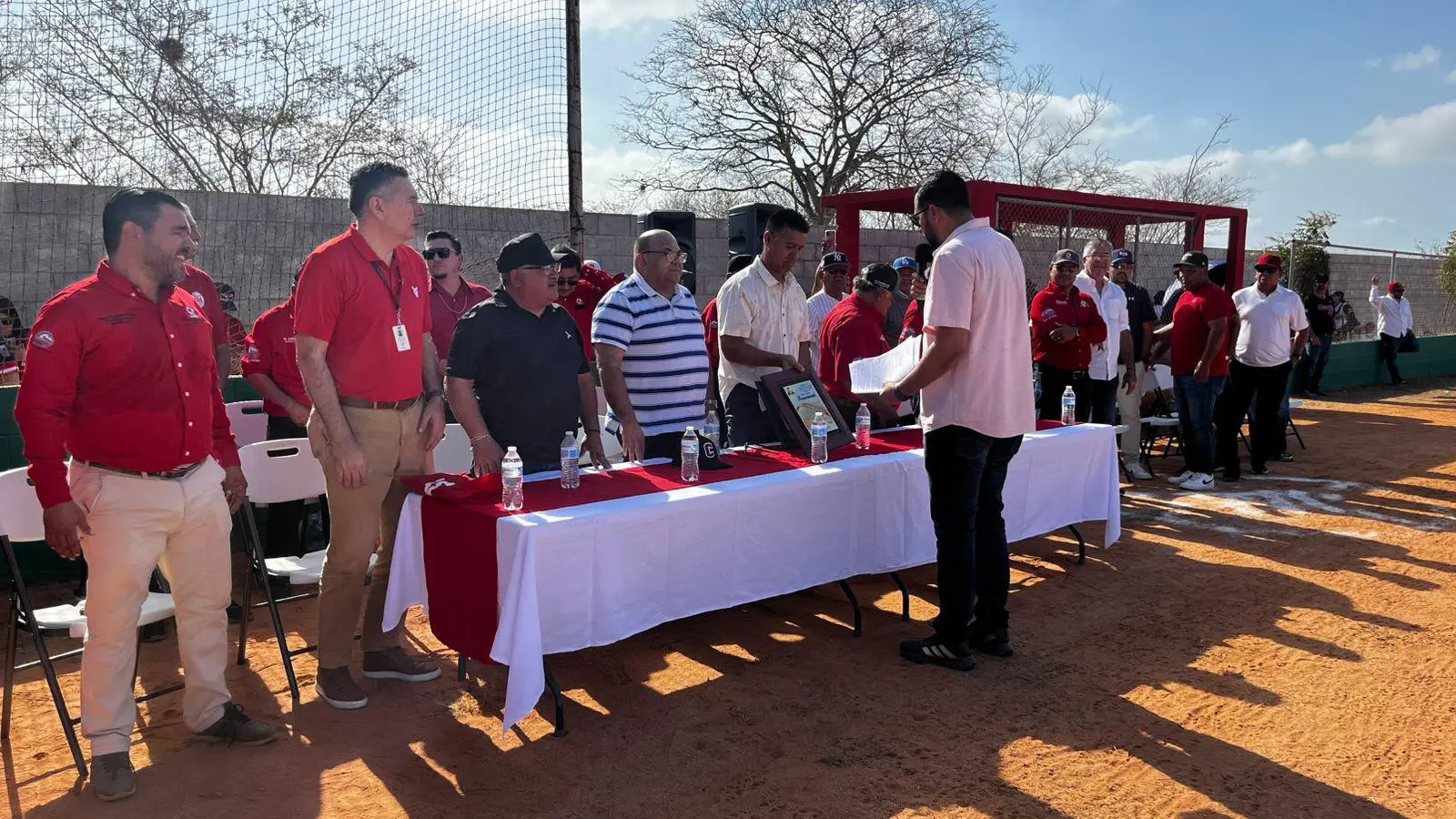 $!Reconocen trayectoria de Soto Valle en Nacional de Regiones Pingüica