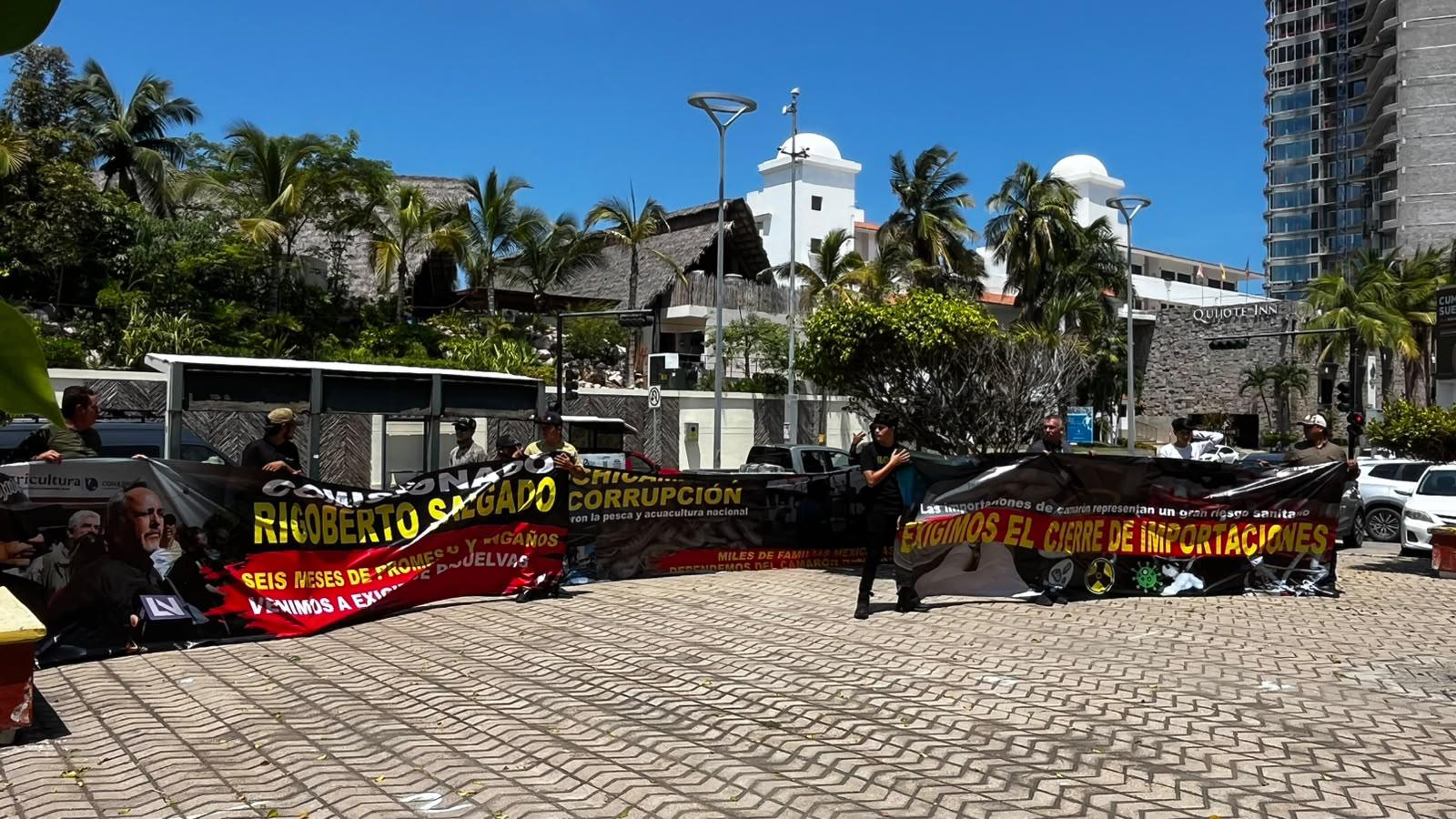$!Productores acuícolas protestan en zona turística de Mazatlán y toman Conapesca