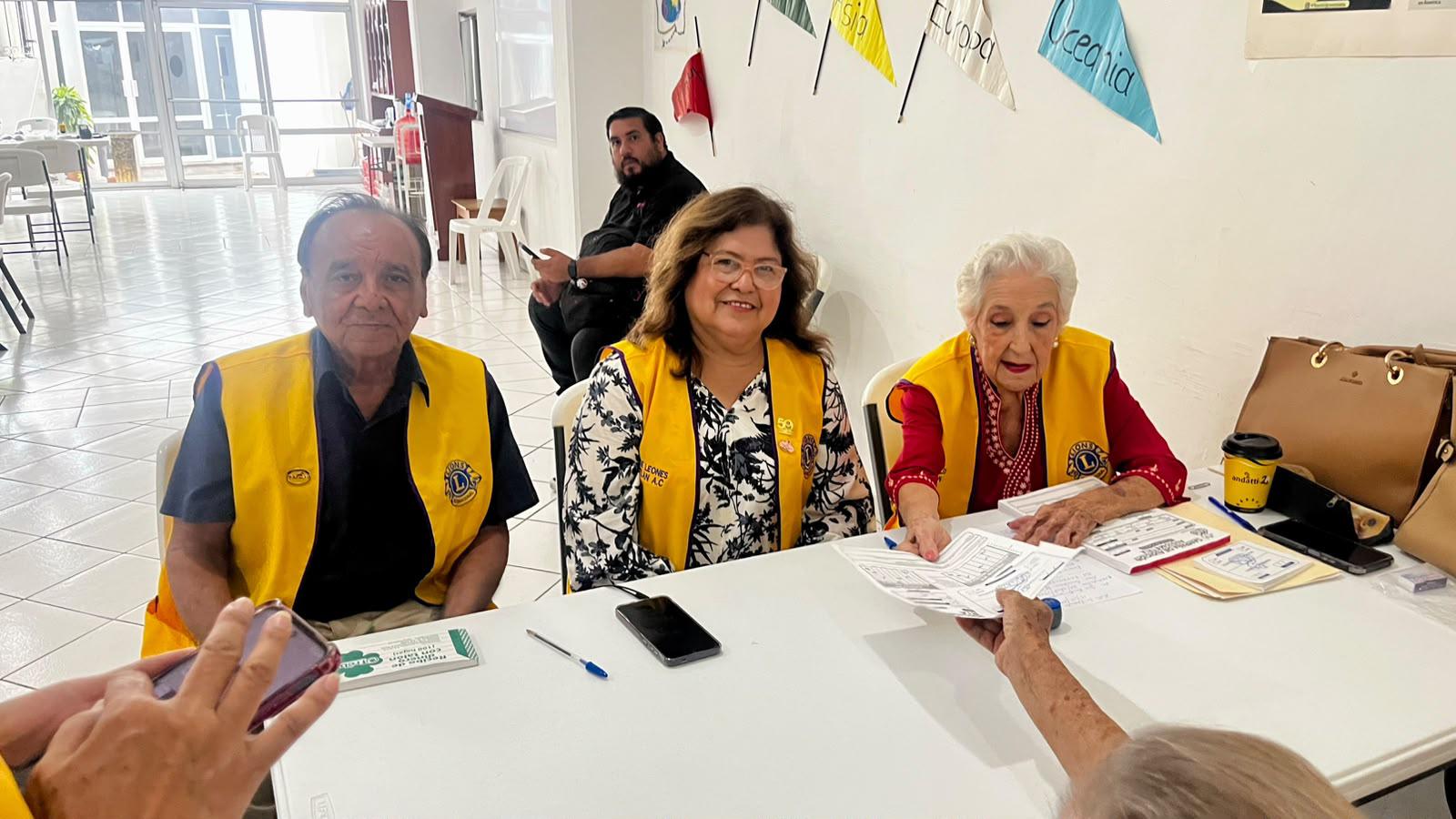$!Club de Leones Mazatlán entrega aparatos auditivos a bajo costo en Mazatlán