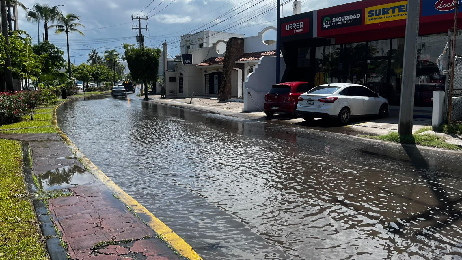 $!Provocan lluvias fuertes encharcamientos en vialidades y deslaves en el Cerro de la Nevería