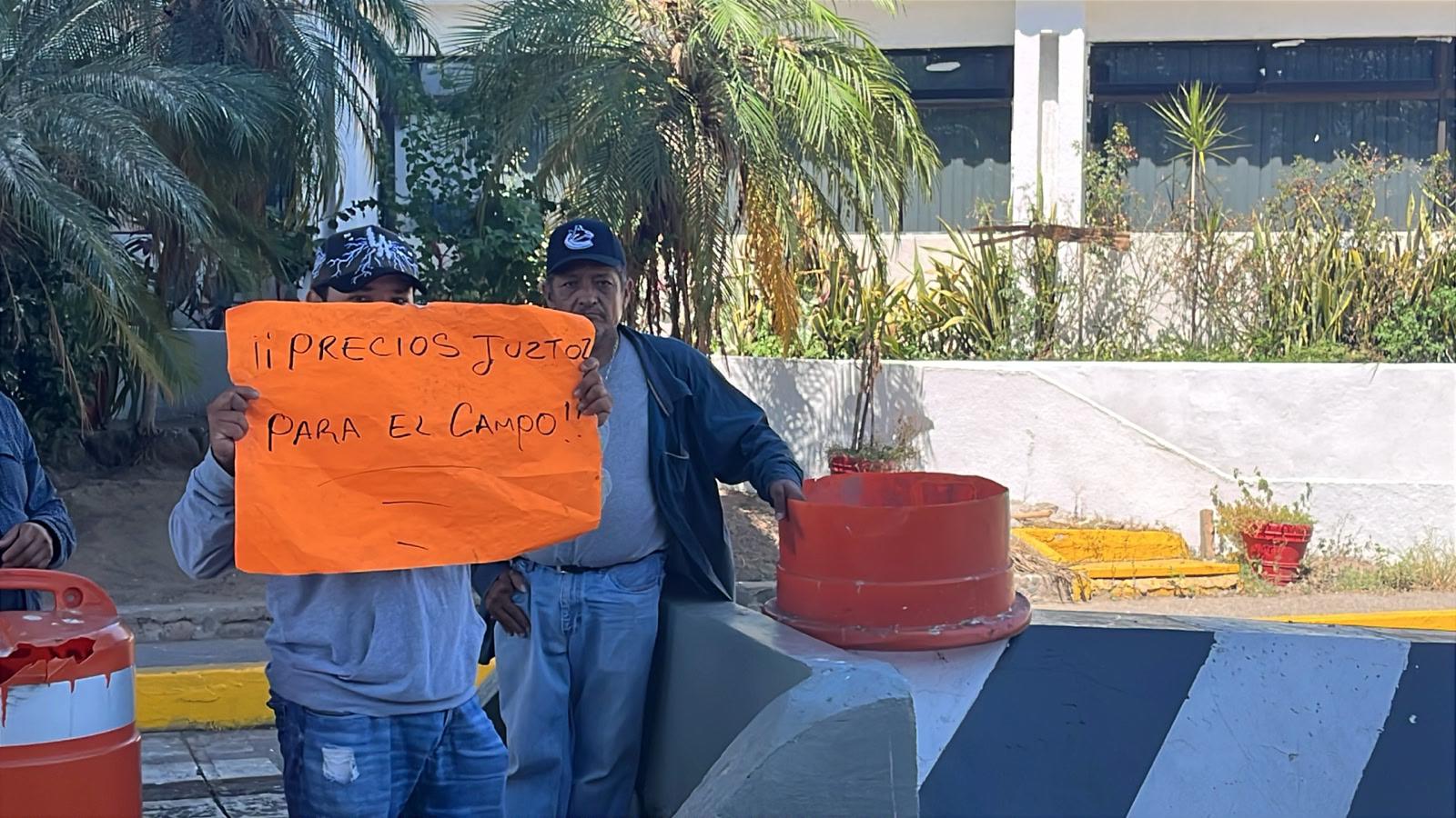 $!Productores mantienen toma indefinida y libre peaje en caseta de cobro de Costa Rica, en Culiacán