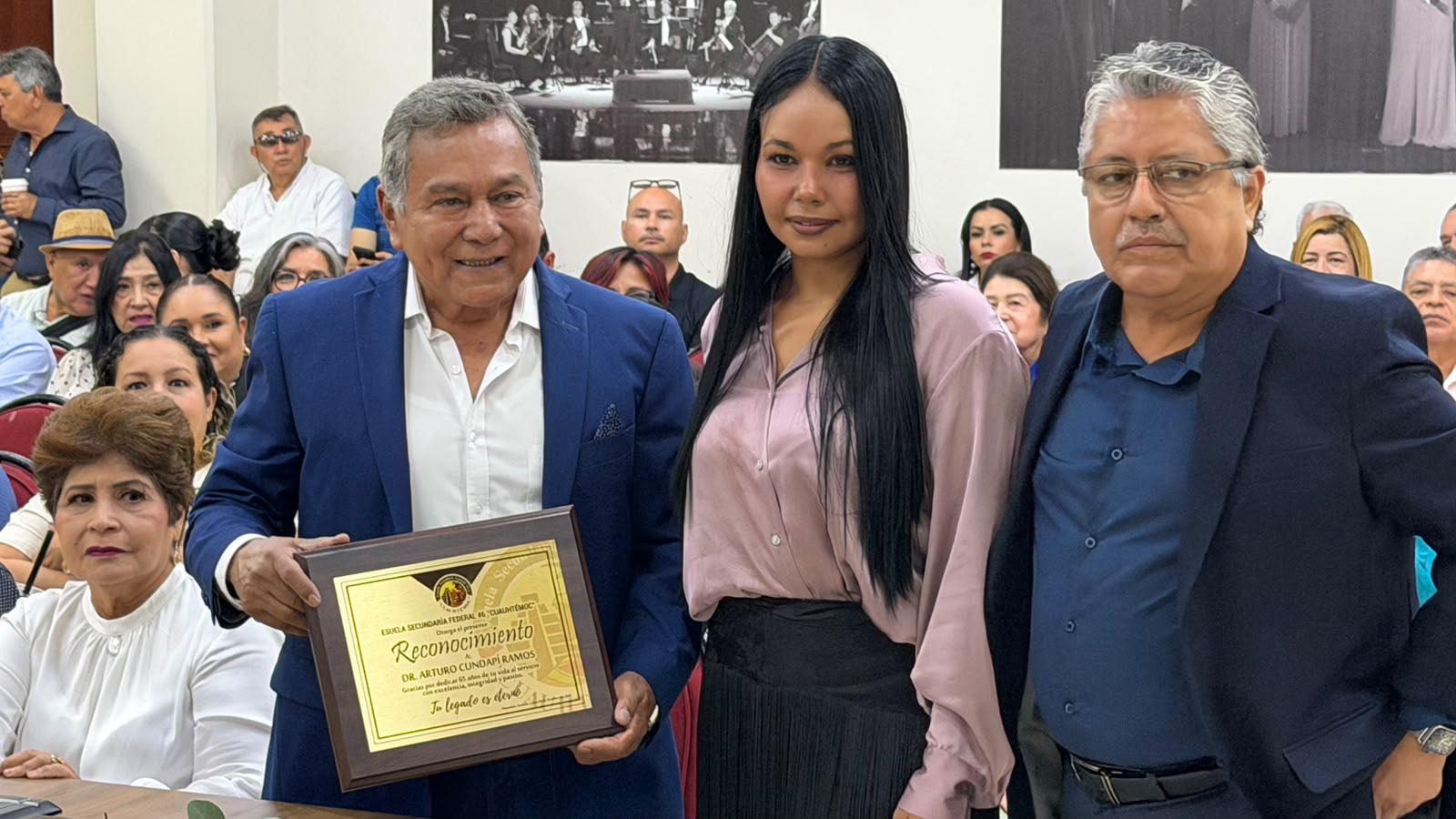 $!Recibe homenaje Arturo Cundapí Ramos por 65 años de servicio a la educación