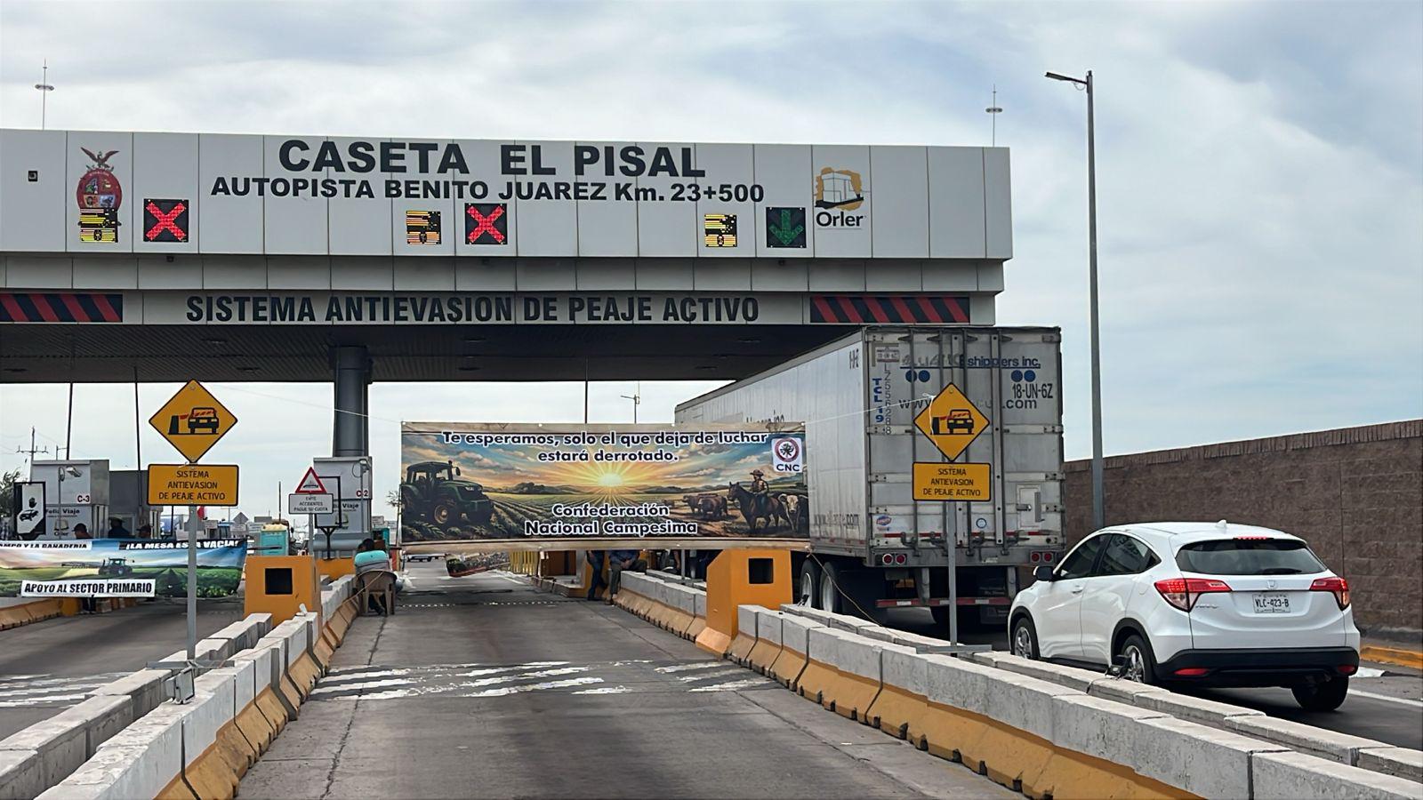 $!Cumple 24 horas protesta de agricultores en caseta El Pisal; mantienen paso libre pero analizan bloquear