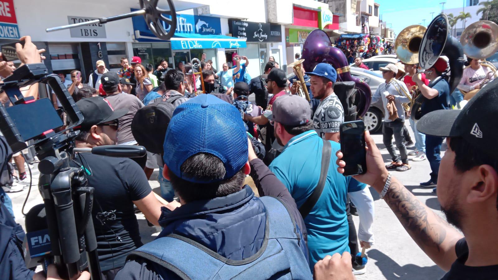 $!Se manifiestan músicos tocando y con marcha en plena zona turística