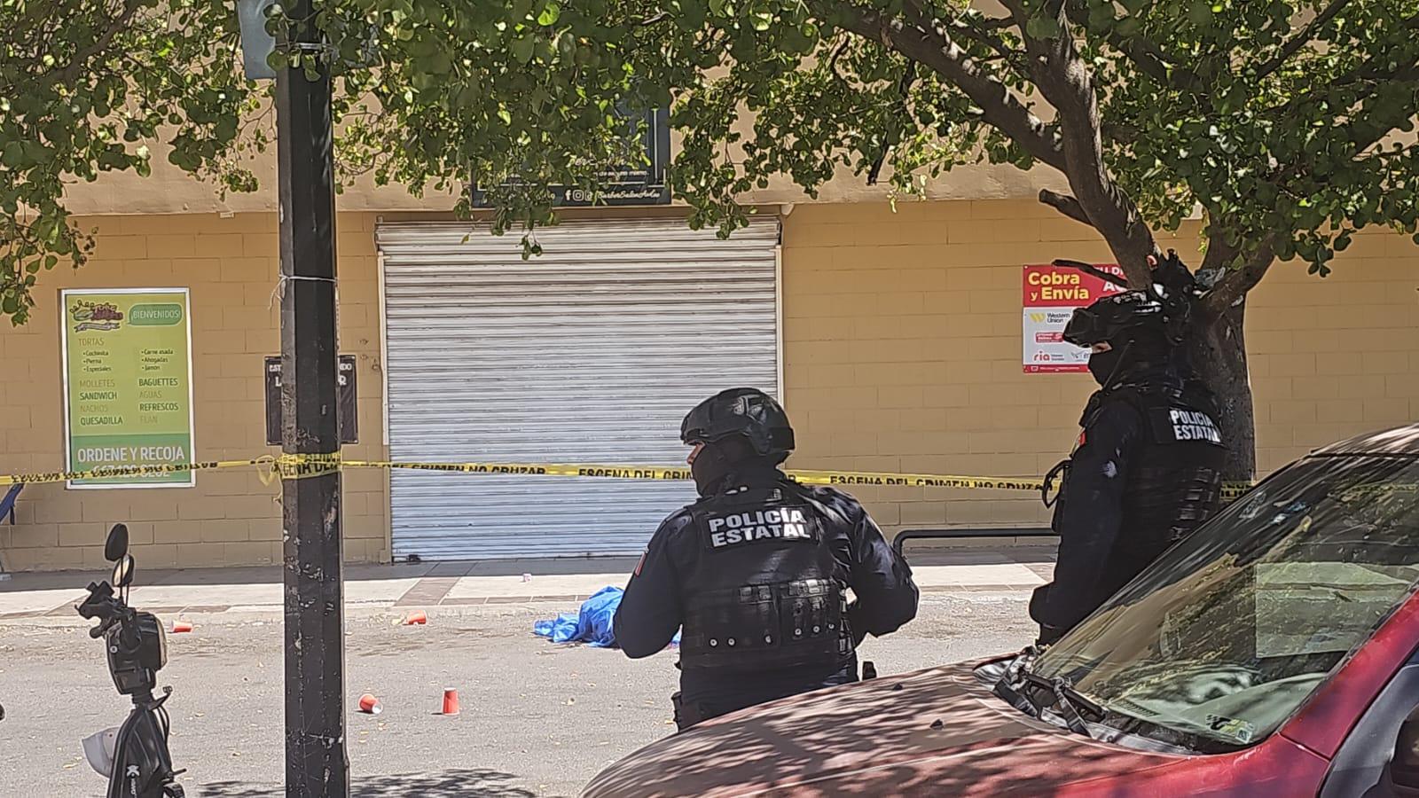 $!Asesinan a balazos a un hombre en estacionamiento de plaza comercial, al norte de Culiacán