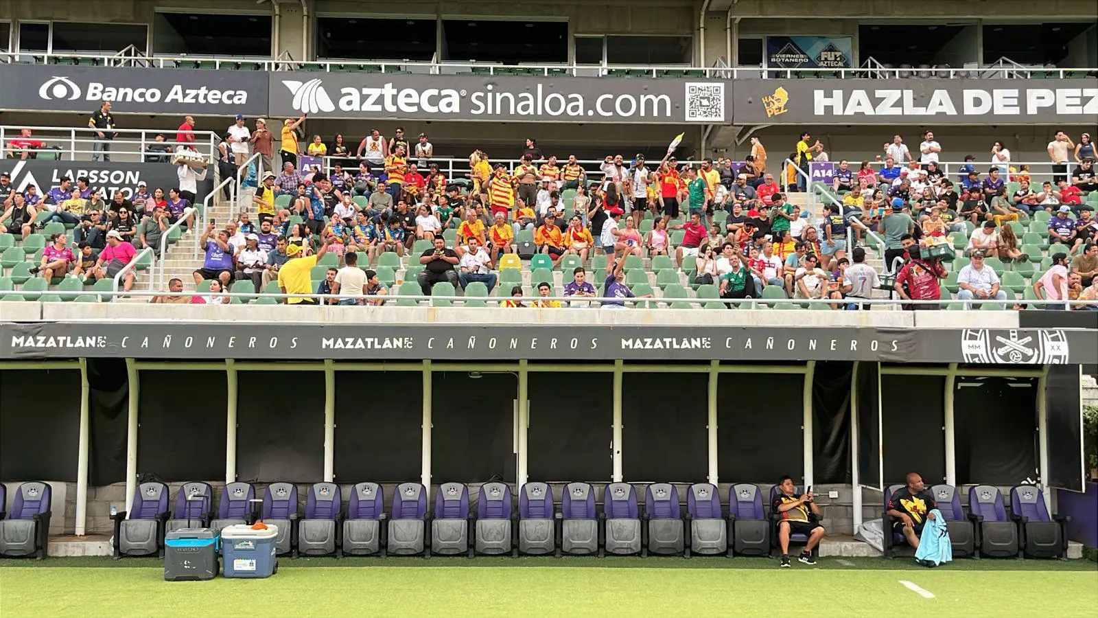 $!La afición en espera de que inicie el partido.