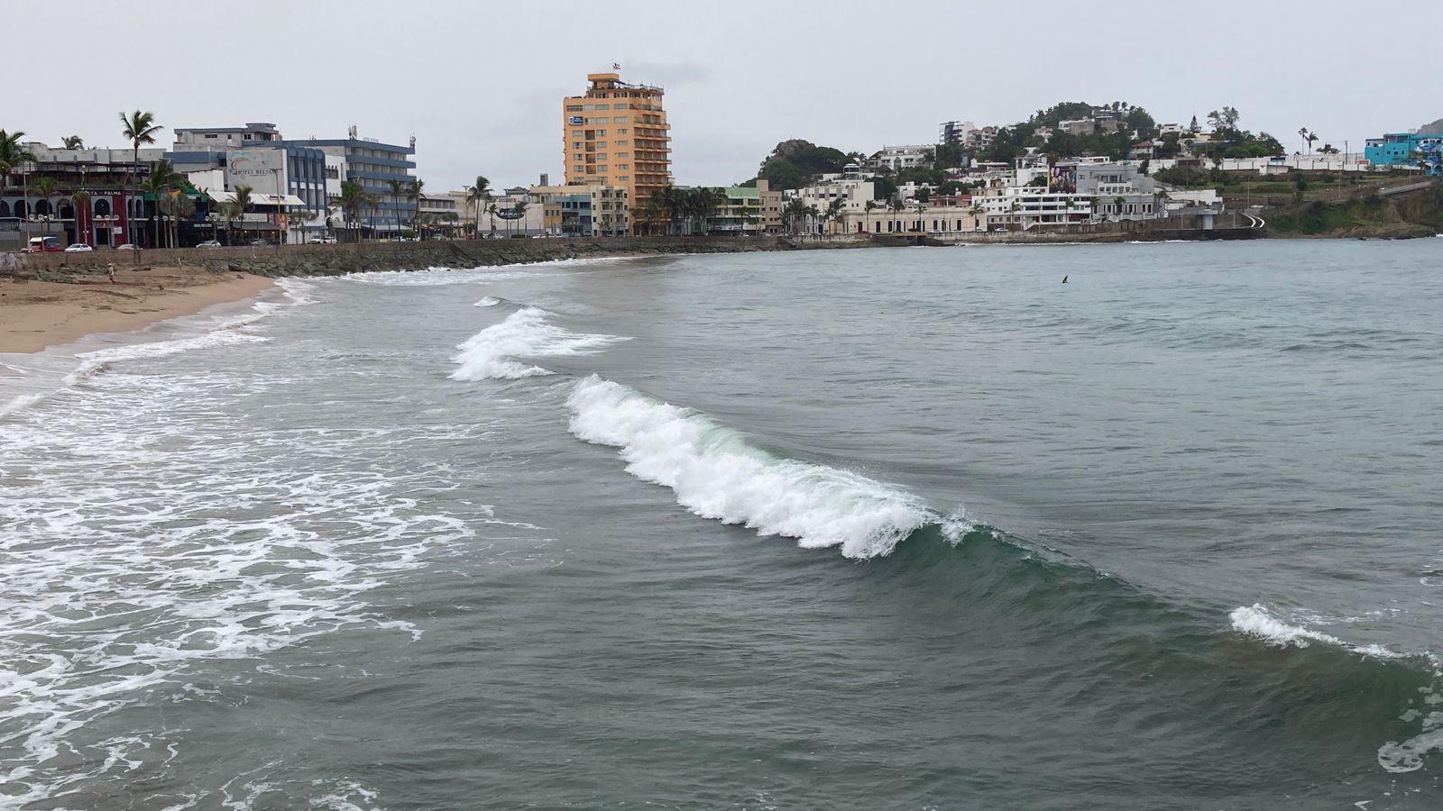 $!Oleaje fuerte y mantarrayas marcan el sábado en playas de Mazatlán