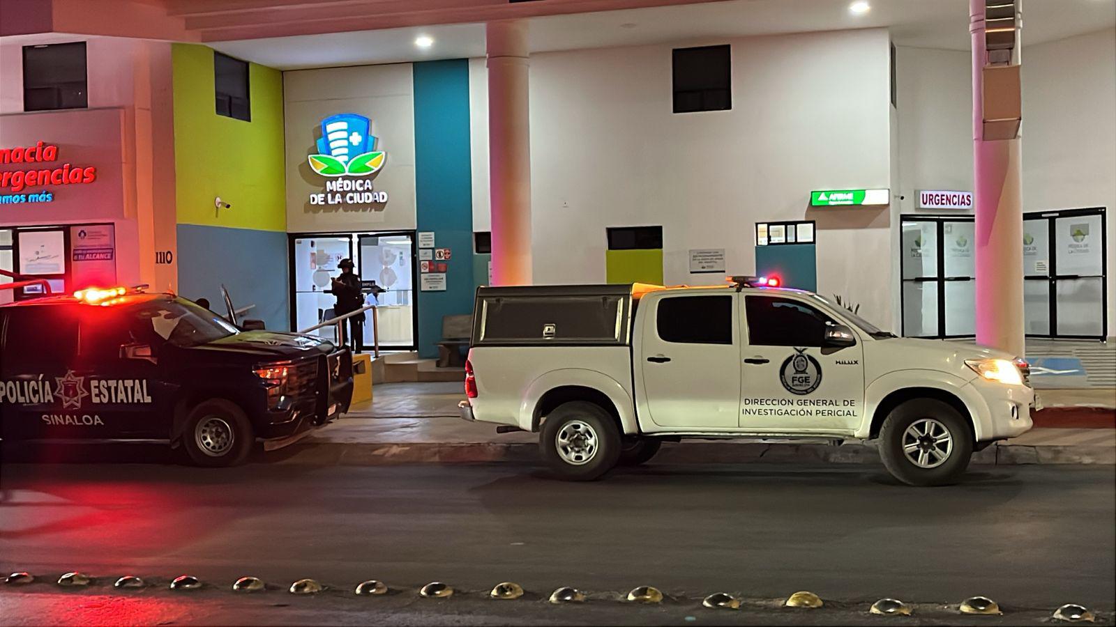 $!Civiles armados ingresan a una clínica de Culiacán, balean un paciente y emprenden la huida