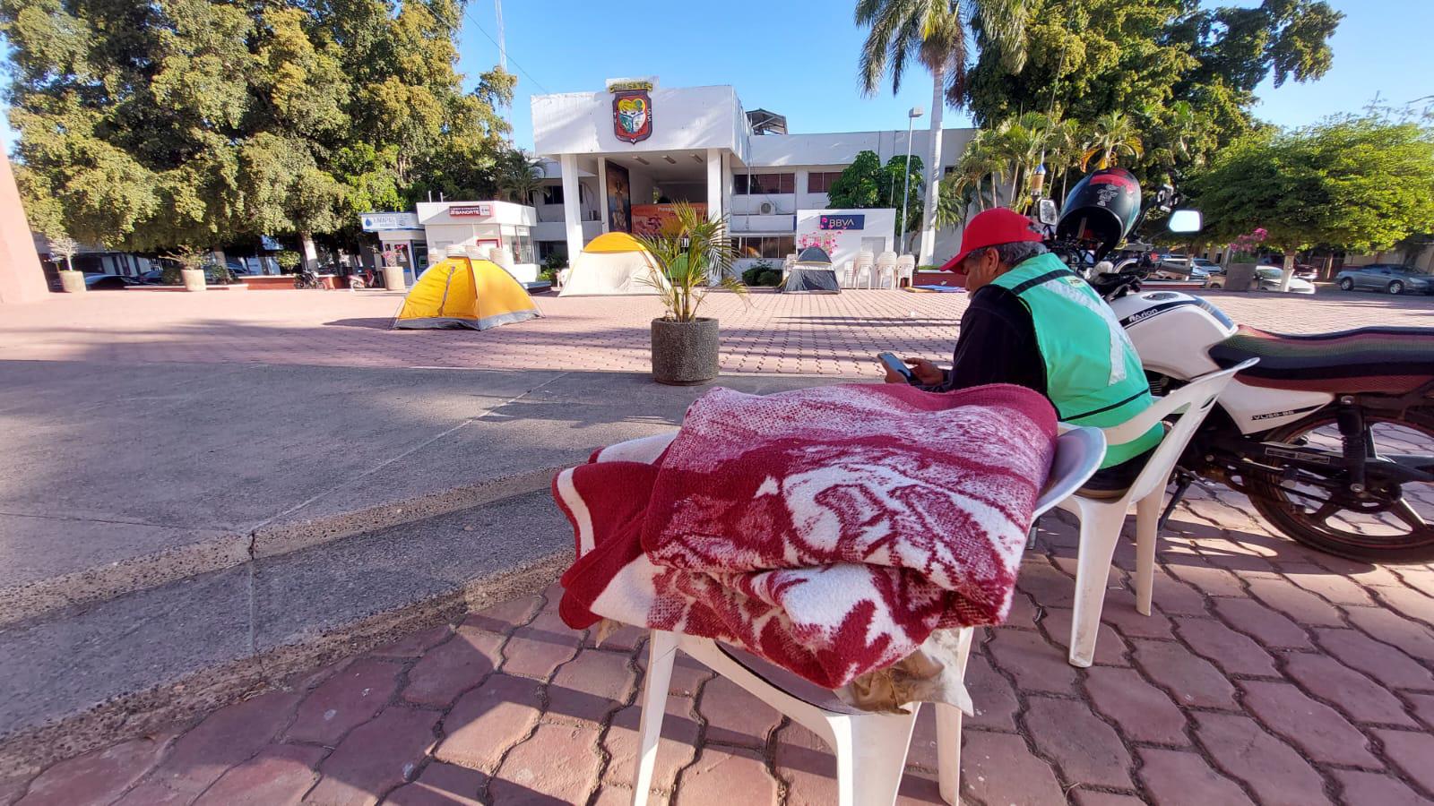 $!En protesta, sindicalizados duermen frente al Palacio Municipal de Guasave