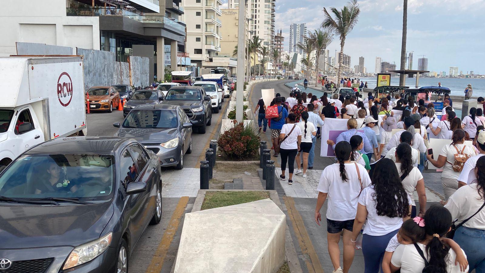 $!Marchan decenas por María Cecilia y Cristina, desaparecidas en Mazatlán