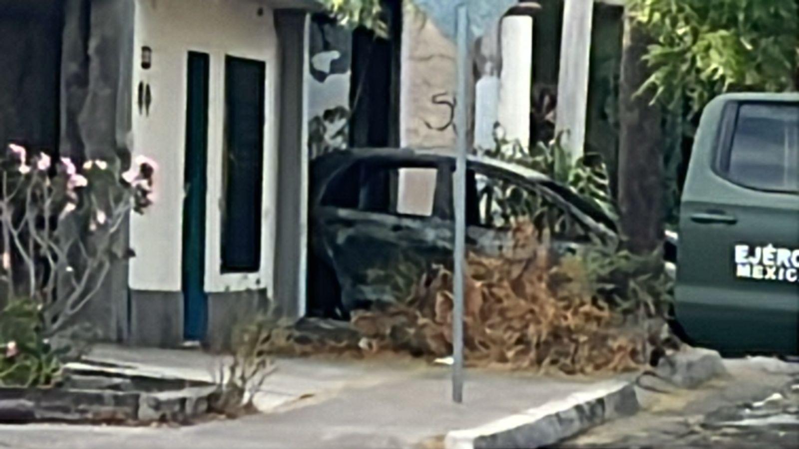 $!Balean una casa, la vandalizan y queman carro en su interior, en la colonia Libertad, en Culiacán