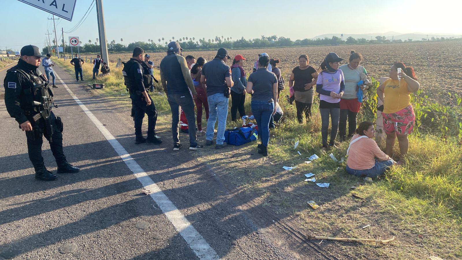 $!Se estrella camión que transportaba a jornaleros agrícolas en Costa Rica, al sur de Culiacán