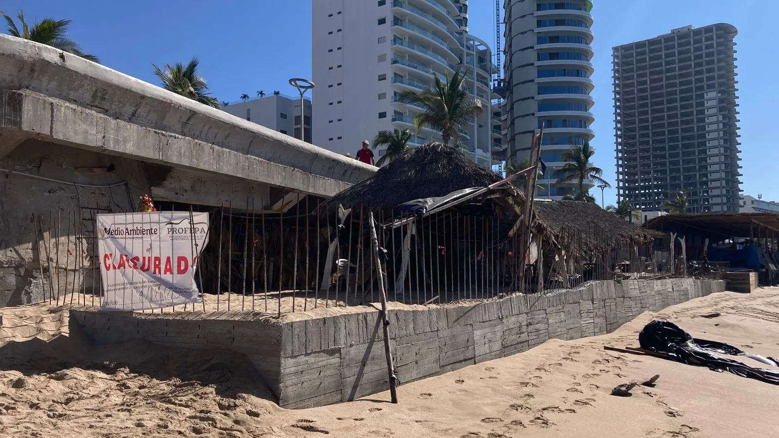 $!Pese a la prohibición y demanda, mega palapa continúa en construcción en playa de Mazatlán