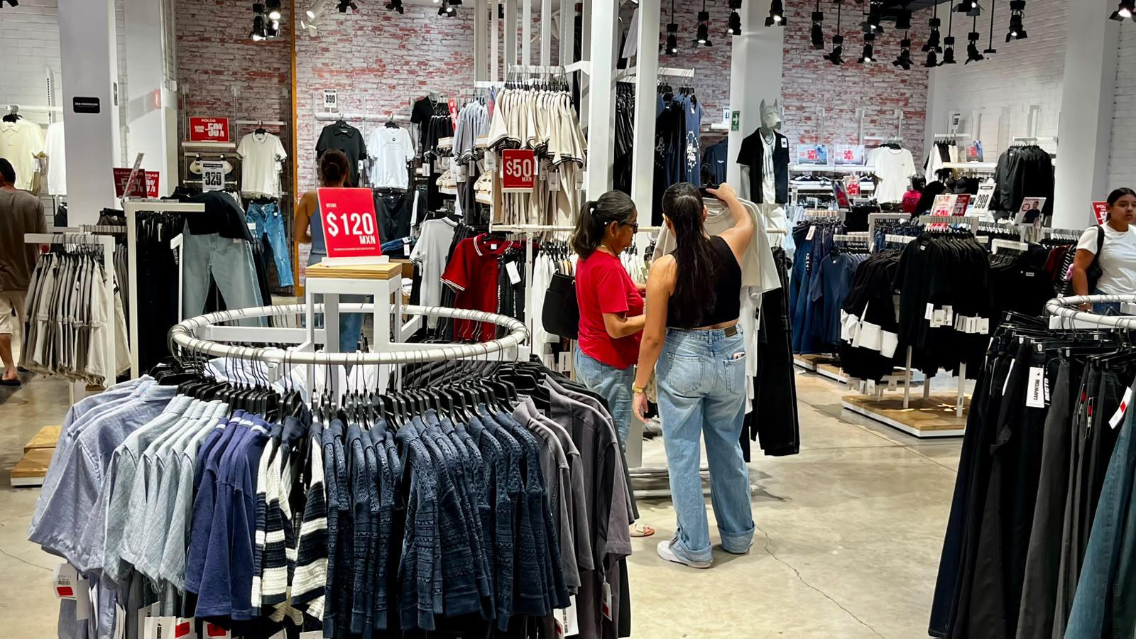 $!Reportan comerciantes poco repunte en ventas por Día del Padre en el Centro de Mazatlán