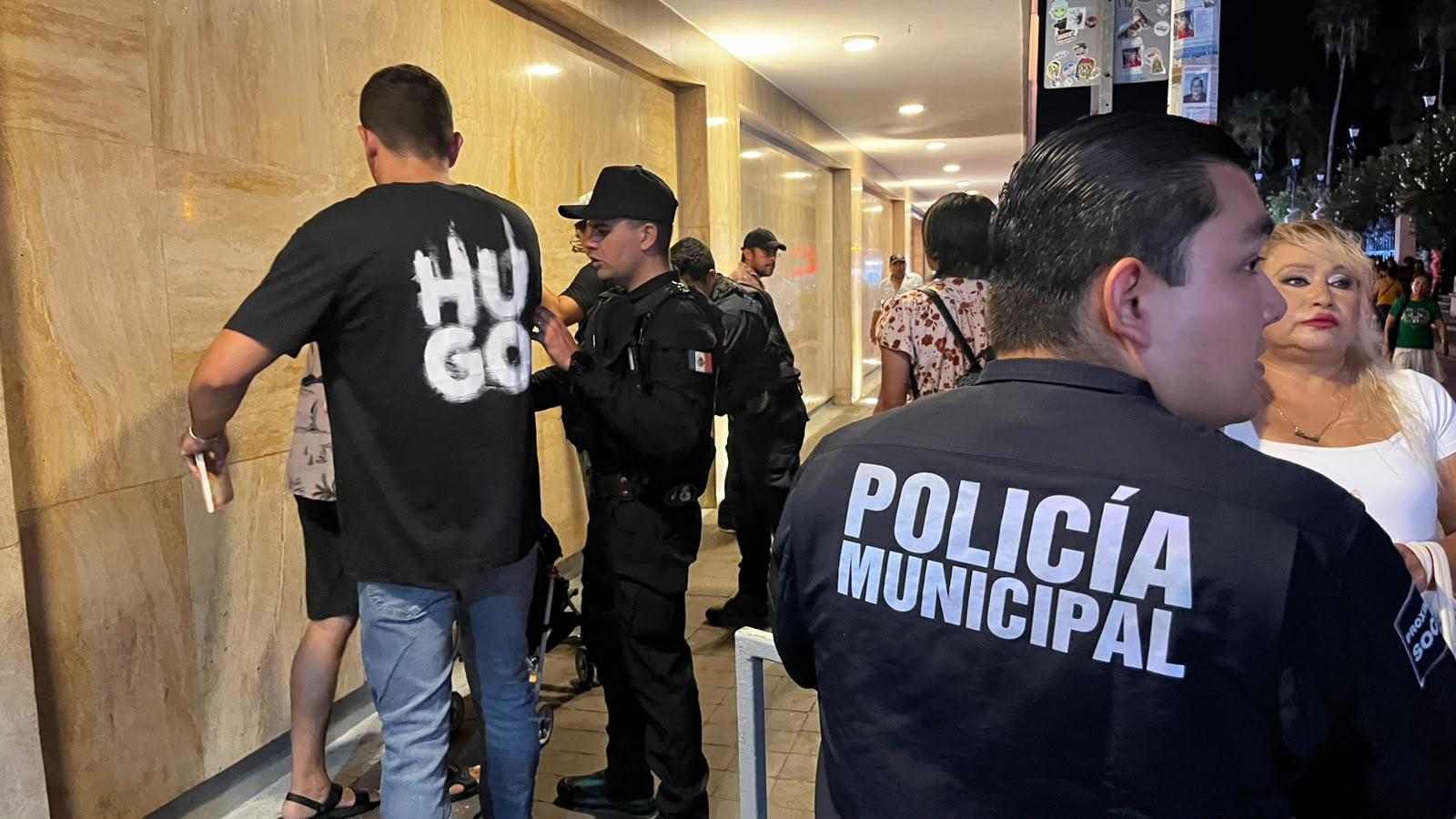 $!Cientos de personas acompañan a Alcaldesa de Mazatlán durante el Grito de Independencia