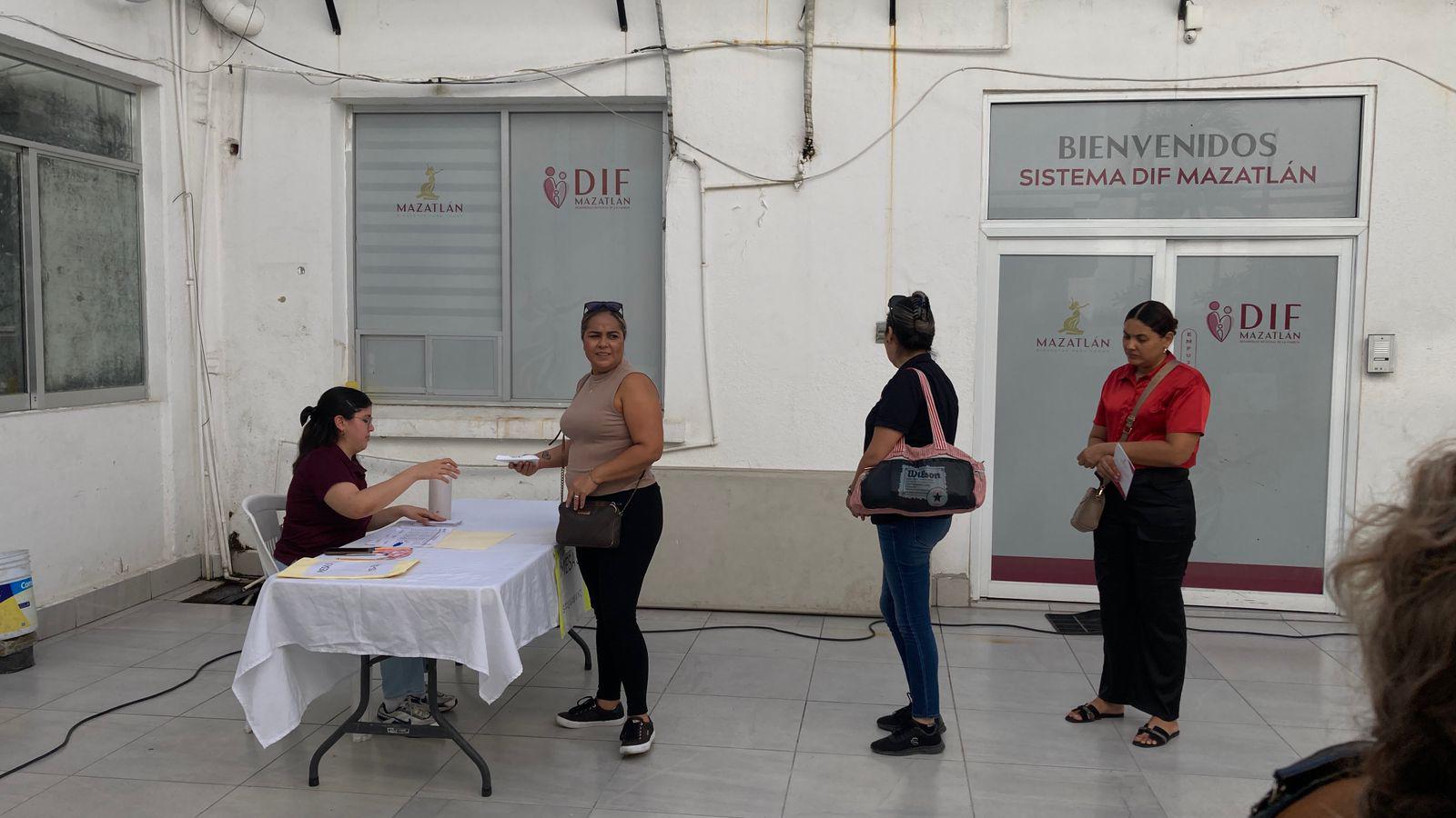 $!Gobierno de Mazatlán entrega 200 nuevos apoyos económicos para madres solteras