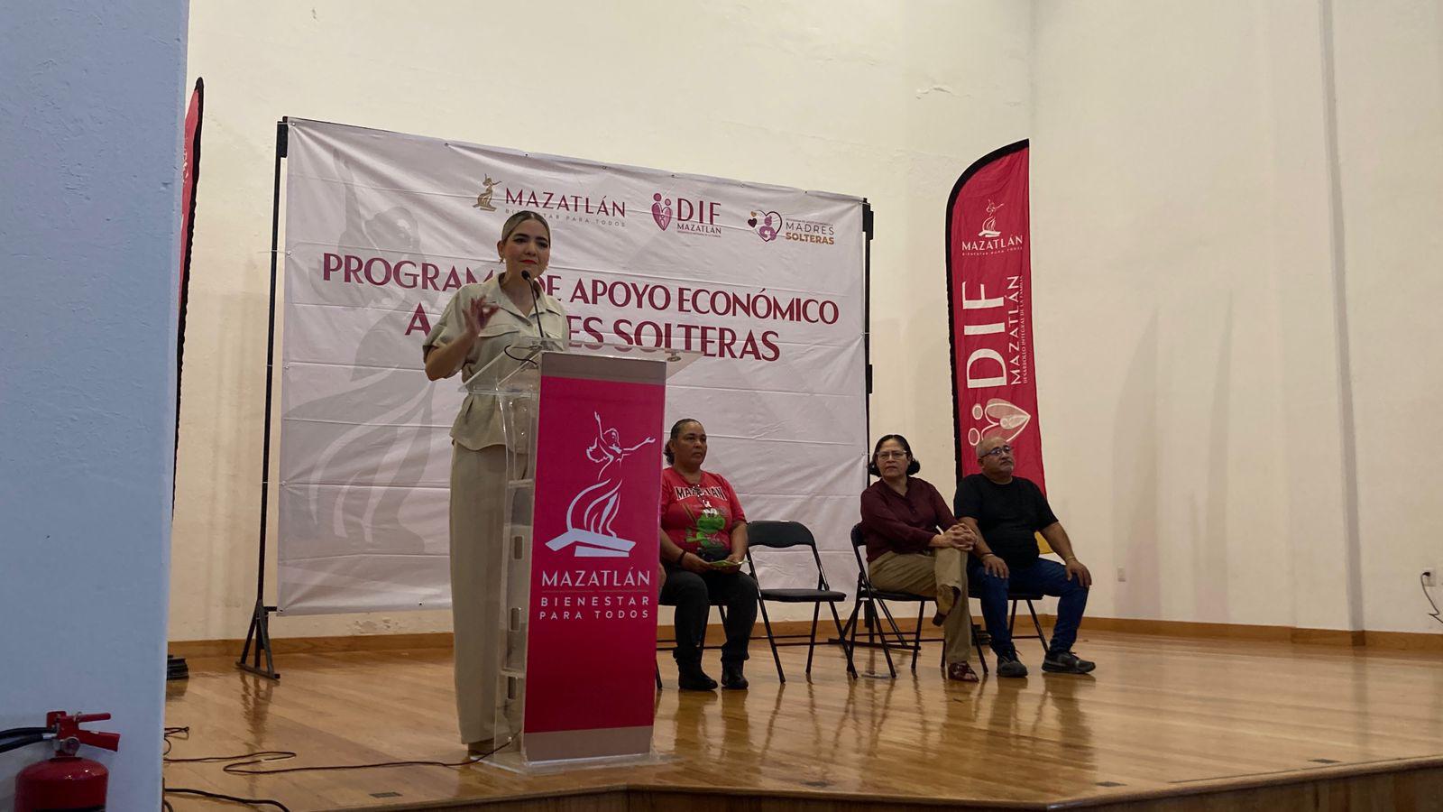 $!Gobierno de Mazatlán entrega 200 nuevos apoyos económicos para madres solteras