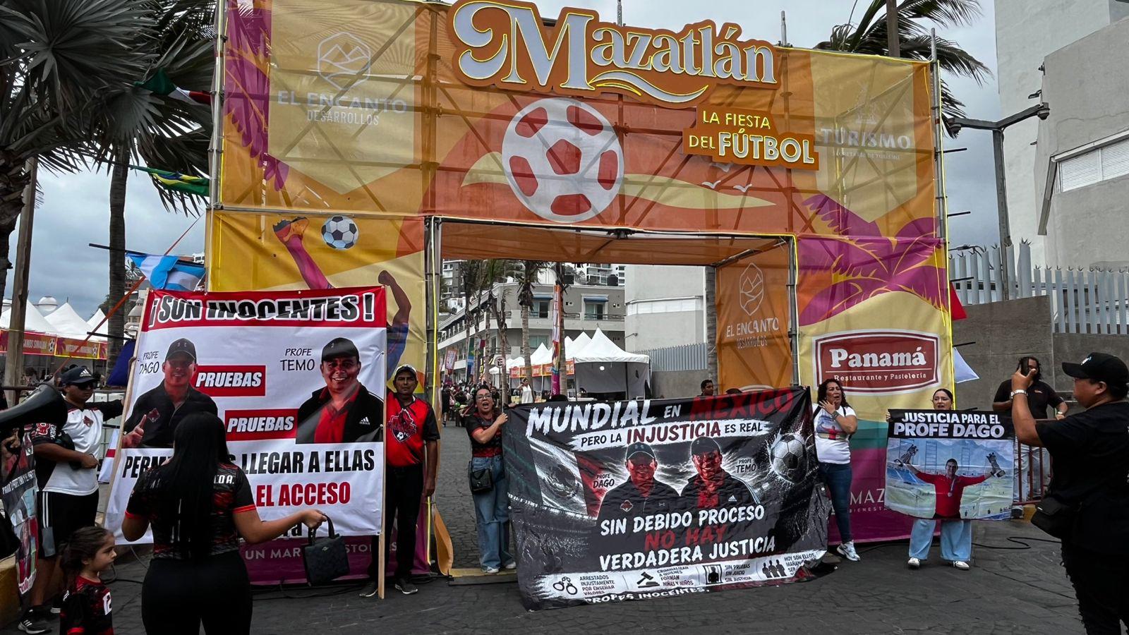 $!Exigen liberación de profesores detenidos en Mazatlán; se manifiestan durante evento turístico