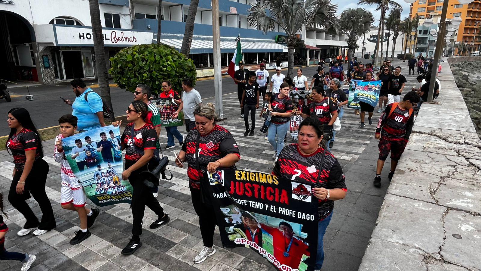 $!Exigen liberación de profesores detenidos en Mazatlán; se manifiestan durante evento turístico