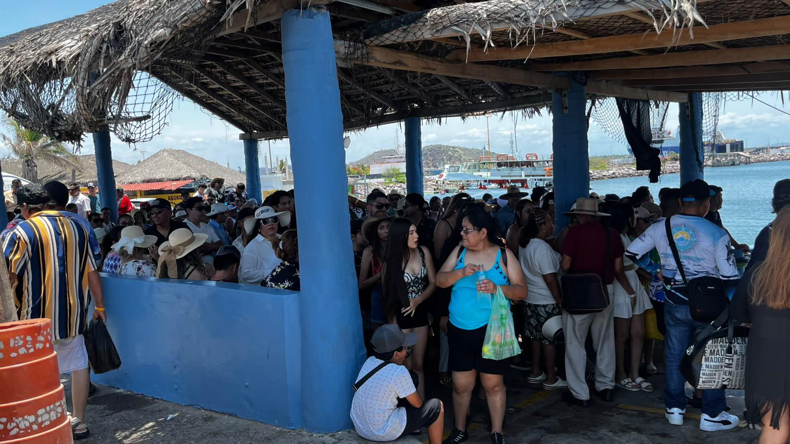 $!Catamaranes registran alta afluencia de turistas al iniciar las vacaciones en Mazatlán