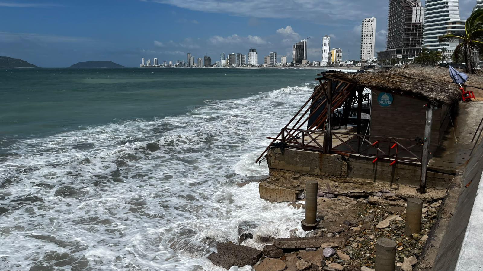 $!Se desborda agua en Estero del Infiernillo de Mazatlán y olas brincan en tramos del malecón